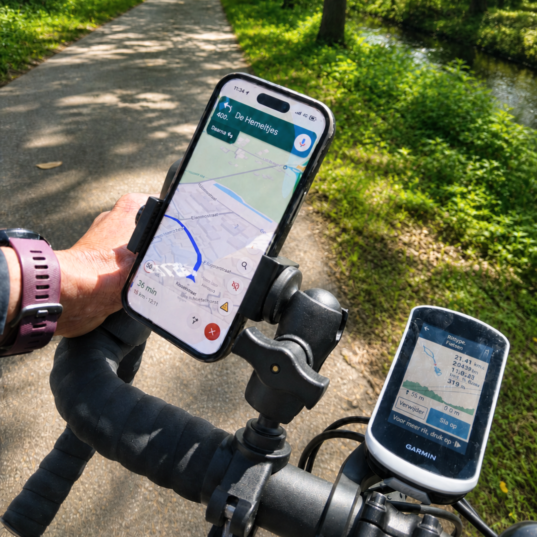 Fietsstuur met twee navigatieapparaten, iPhone toont kaart, Garmin toont fietsgegevens.