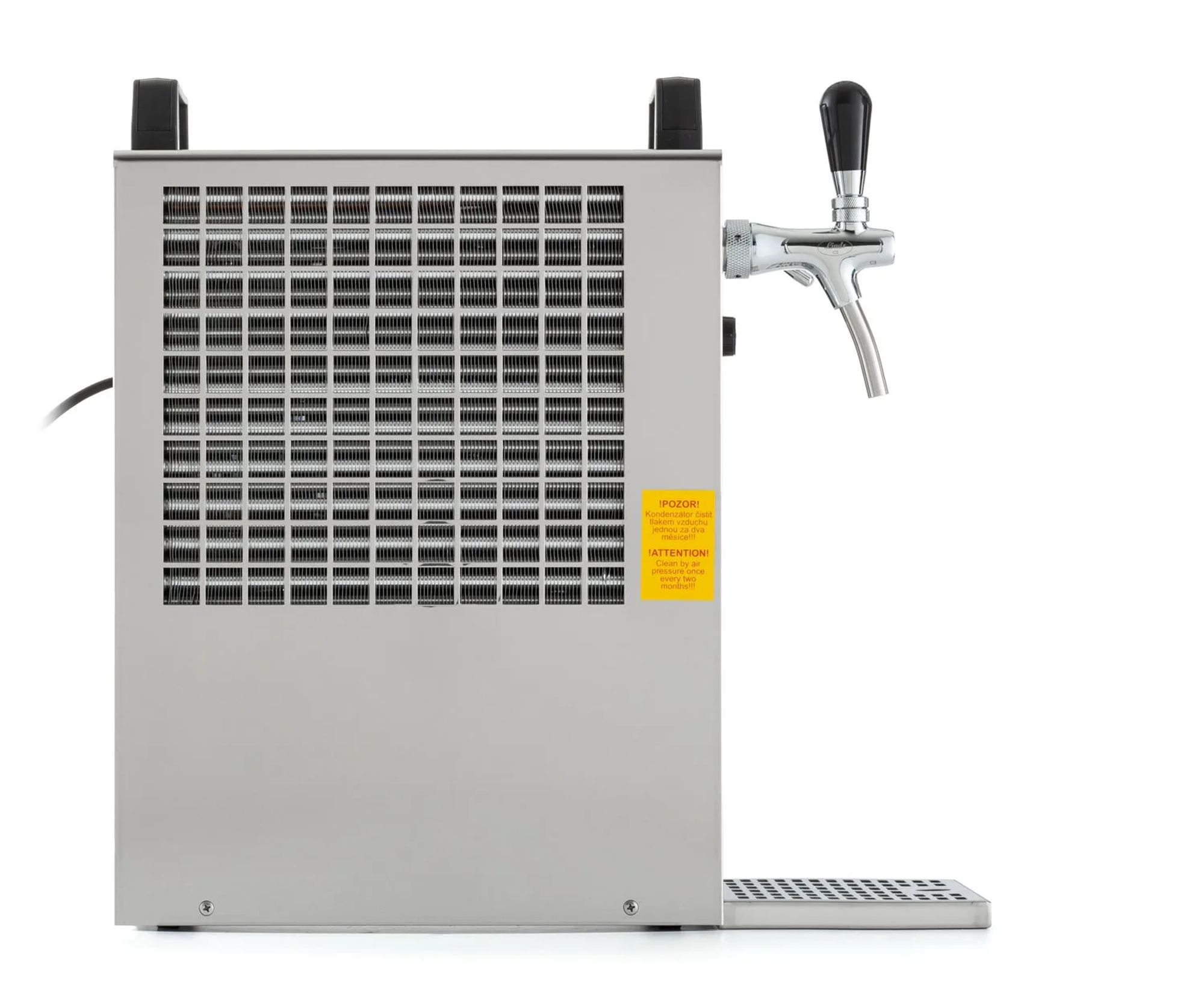 Een zilveren biertap met ventilatieopeningen en een zwarte hendel. Etiket.