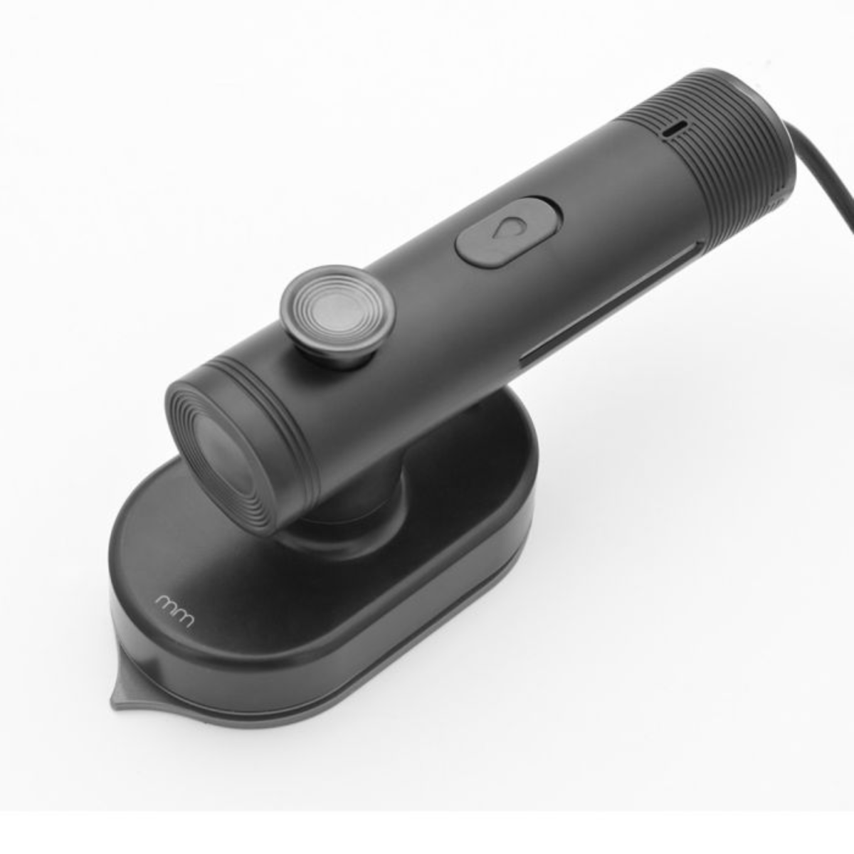Een zwarte digitale microscoop op een standaard met een knop en een snoer.