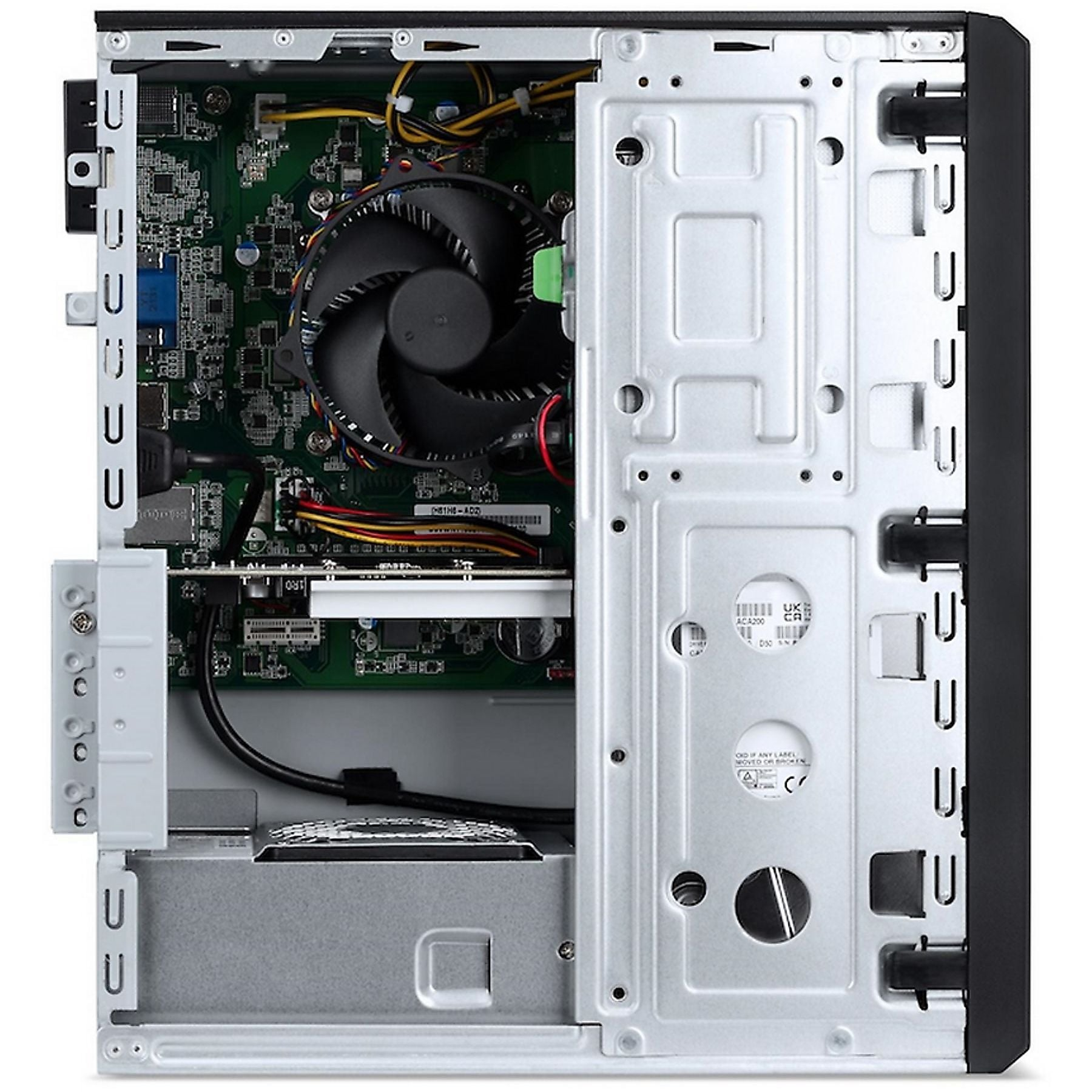 Vista interna di un case per computer, mostra scheda madre, ventola, cavi e chassis metallico.