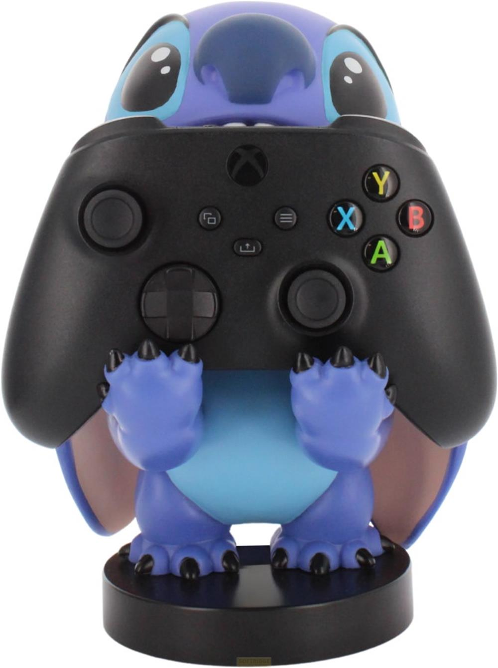 Una figura di Stitch tiene un controller Xbox nero davanti a sé.
