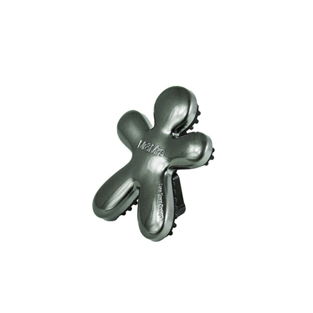Ein metallischer Anhänger in Form einer stilisierter Figur mit der Aufschrift 'Mr & Mrs'.