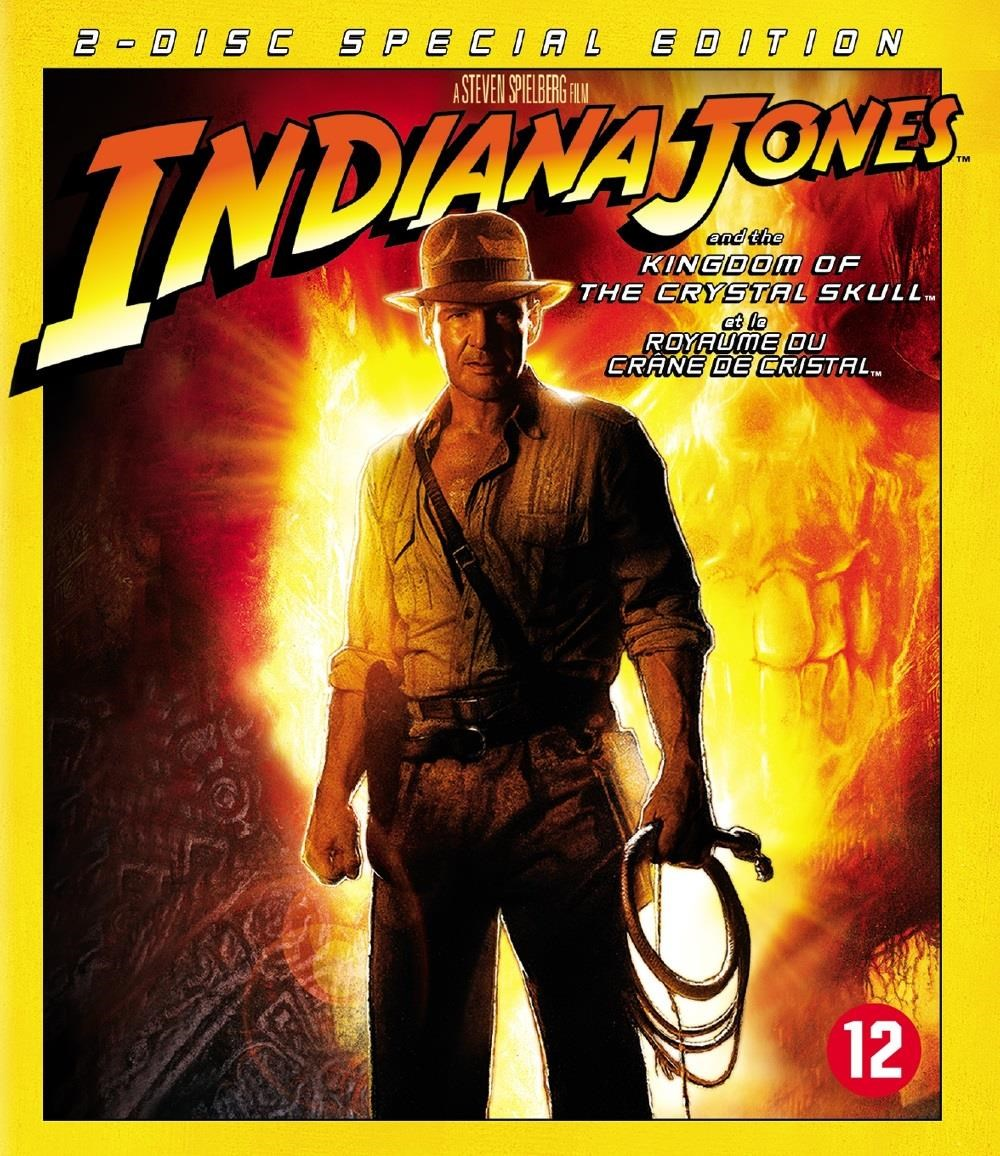 Indiana Jones tenant un fouet devant un fond enflammé.