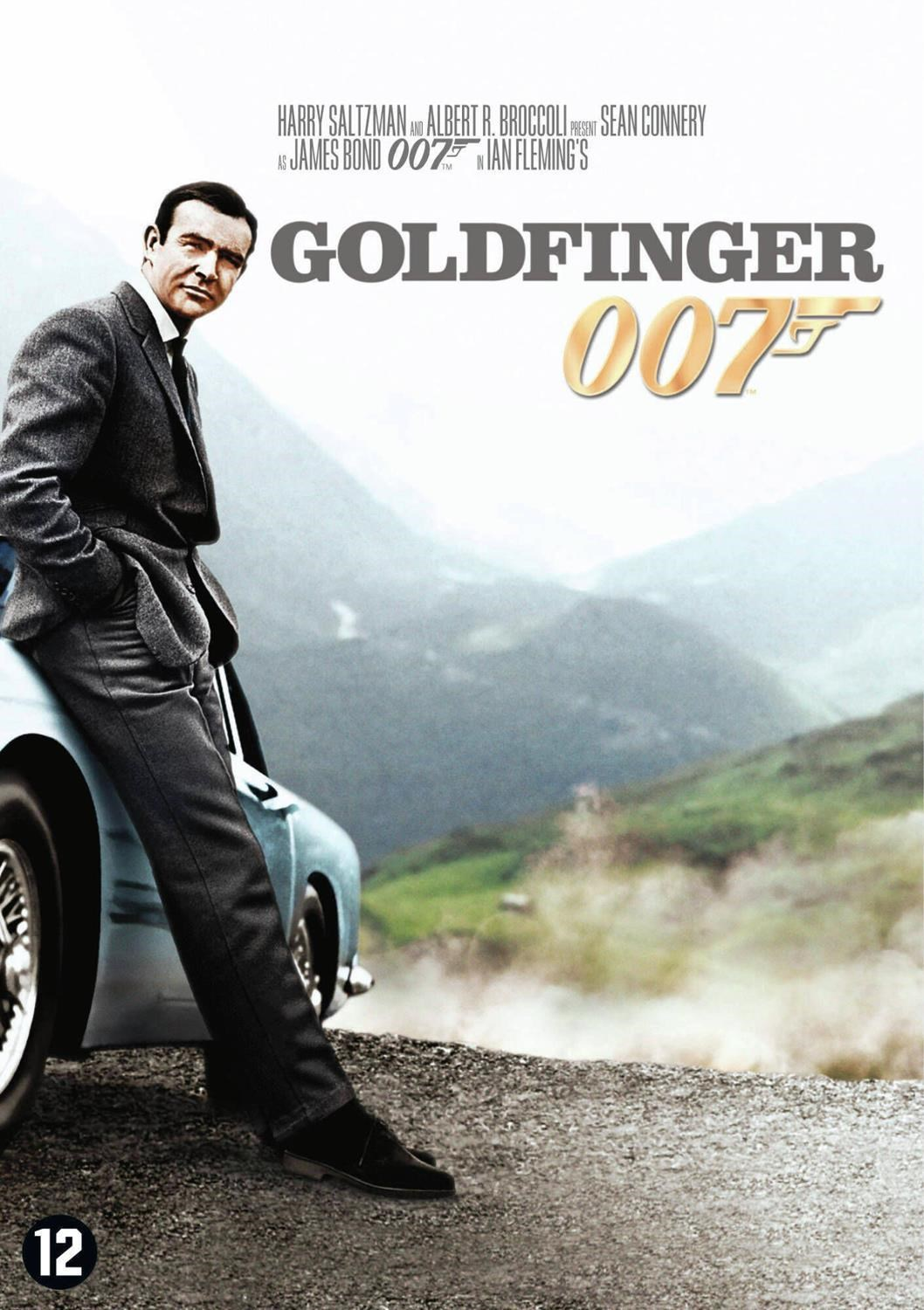 Sean Connery en James Bond 007 appuyé sur une voiture, paysage montagneux derrière.