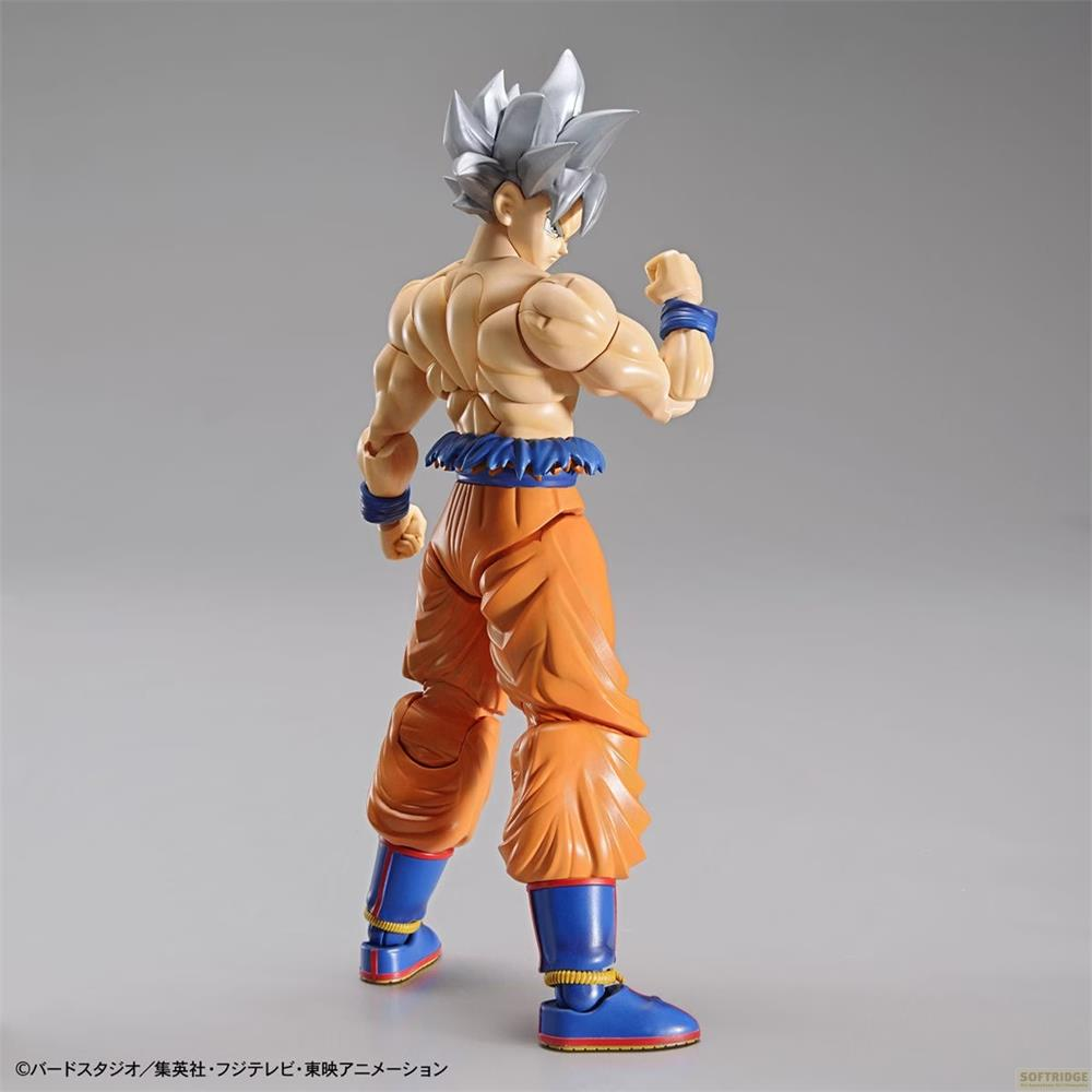 Figurine de Goku aux cheveux blancs, pantalon orange et bottes bleues.