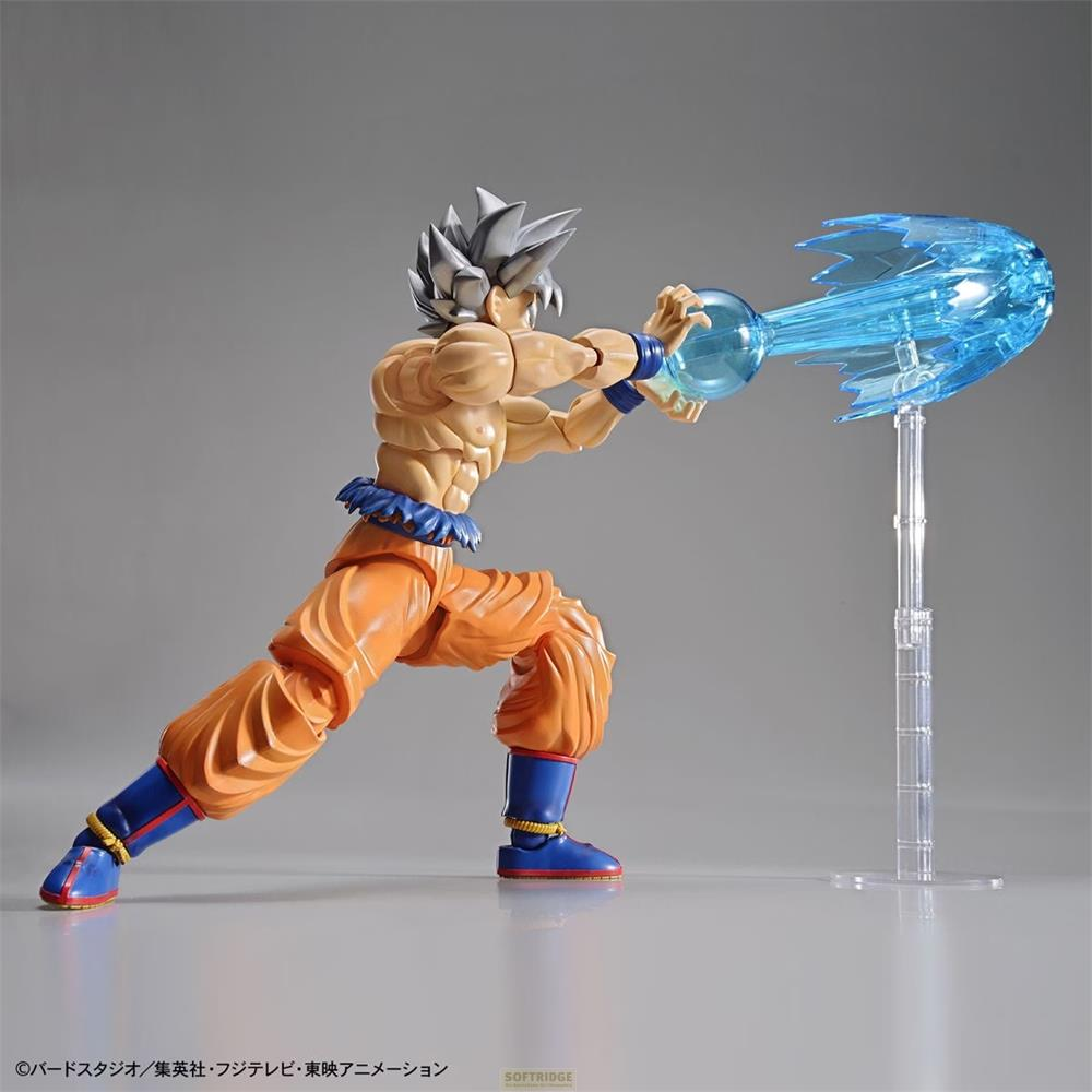Une figurine de Goku en tenue orange lance une explosion d'énergie bleue.