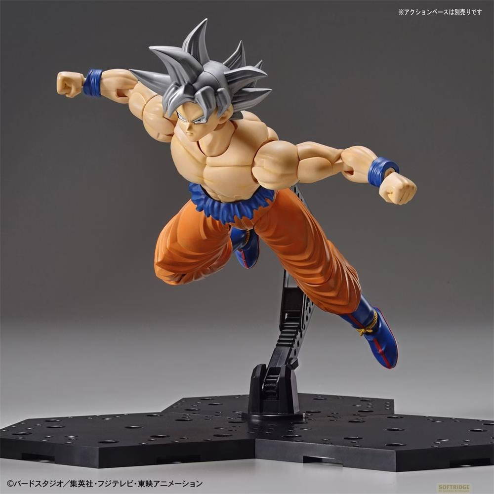 Figurine de Goku en forme Ultra Instinct sur un socle noir devant un fond gris.