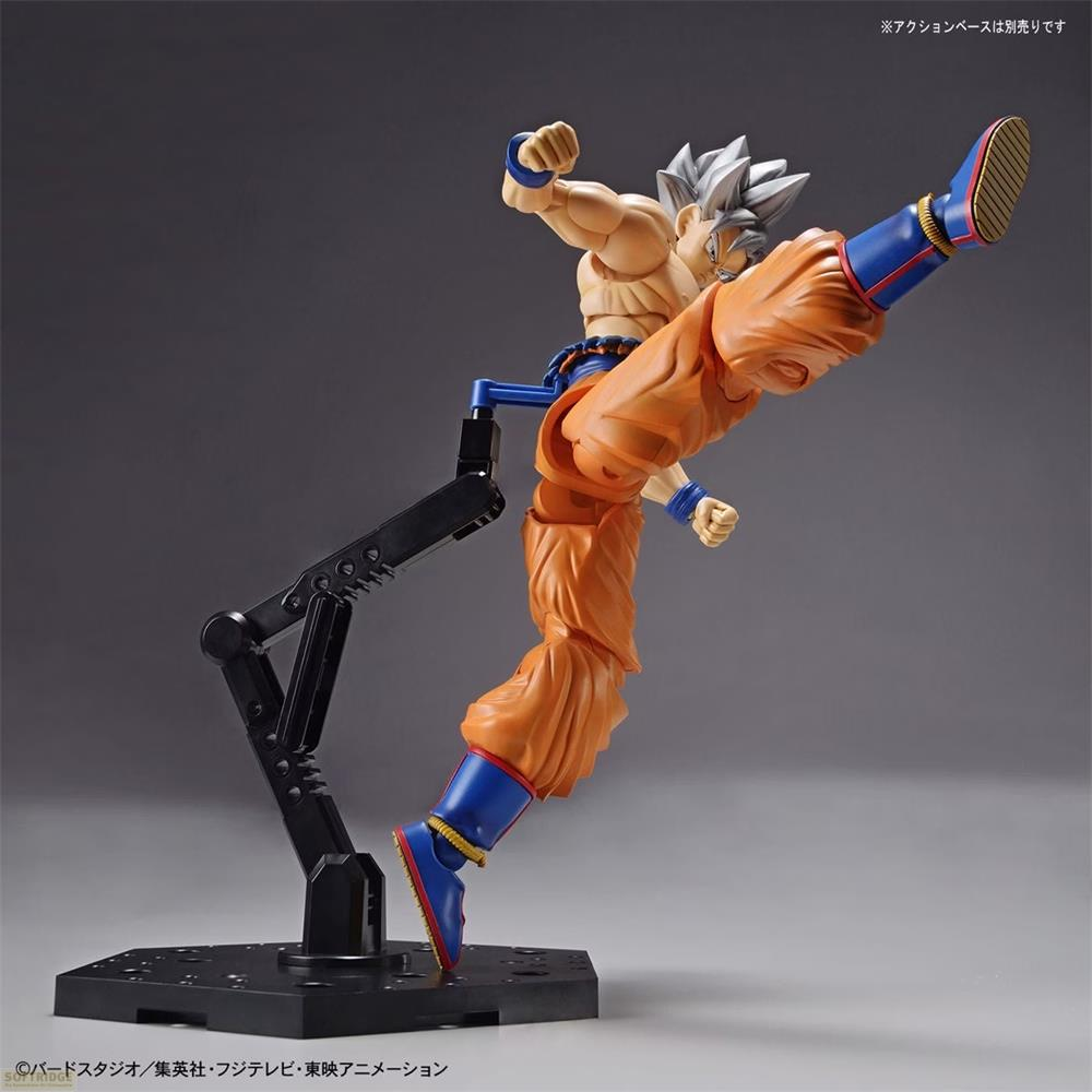 Une figurine d'action de Goku en pose de combat, vetue d'un gi orange et de bottes bleues.