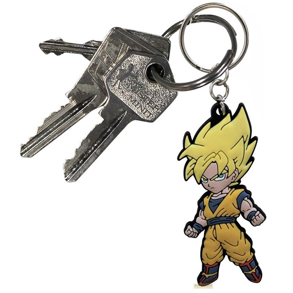 Llavero con amuleto de Goku y tres llaves sobre fondo blanco.