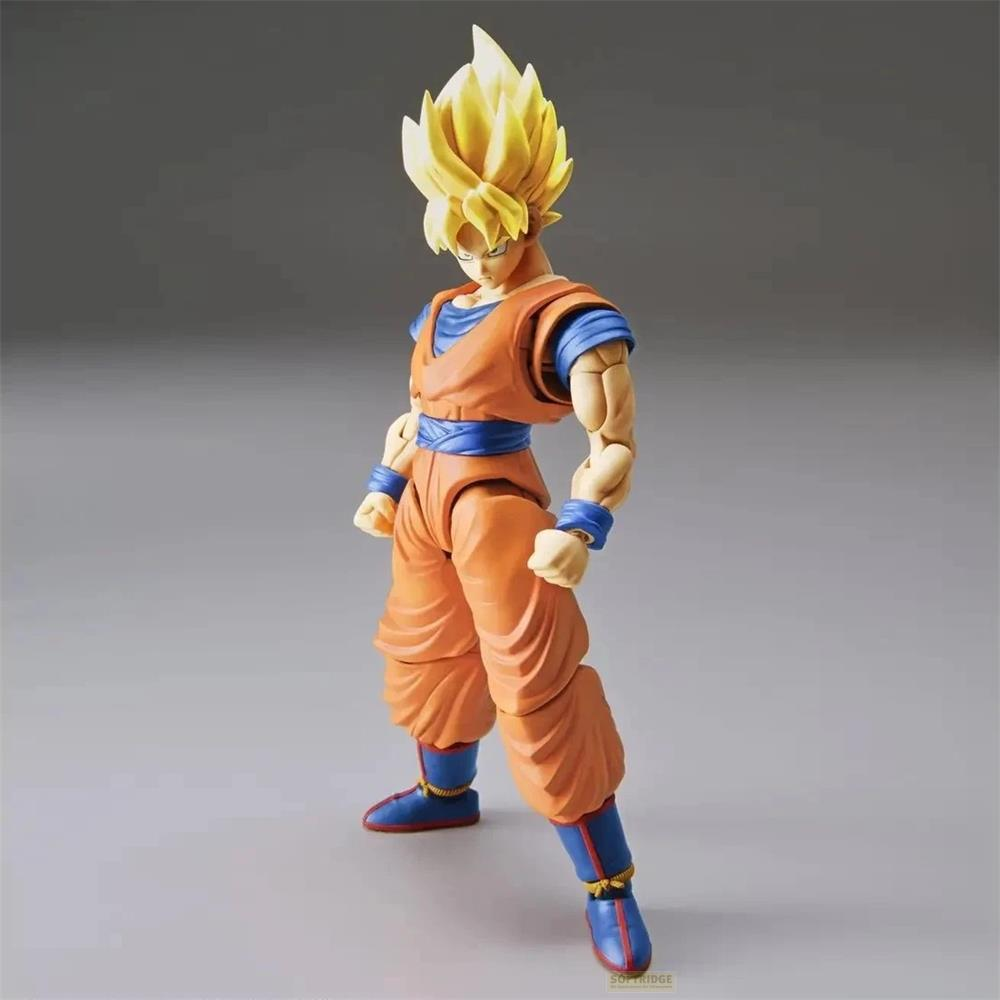 Figurine de Goku en tenue orange avec des accents bleus sur fond gris.