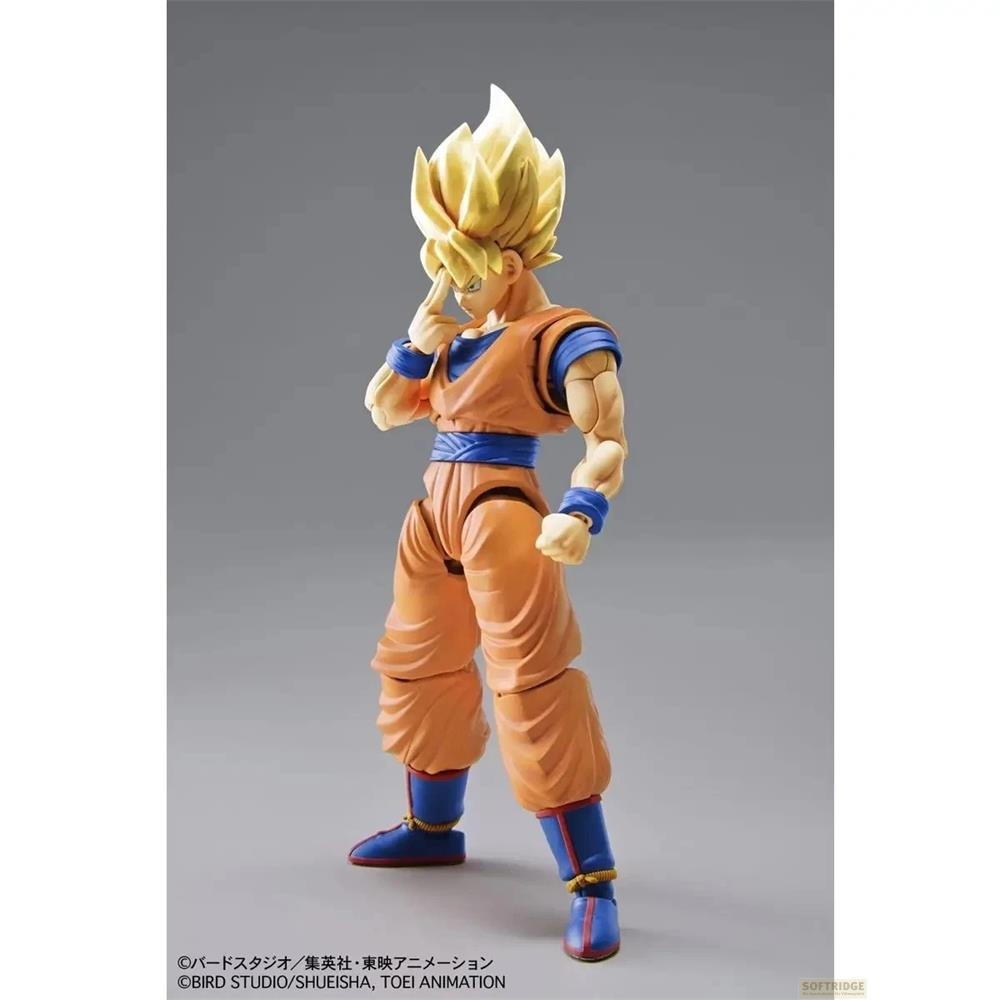 Une figurine de Goku en tenue orange avec des accents bleus sur fond gris.