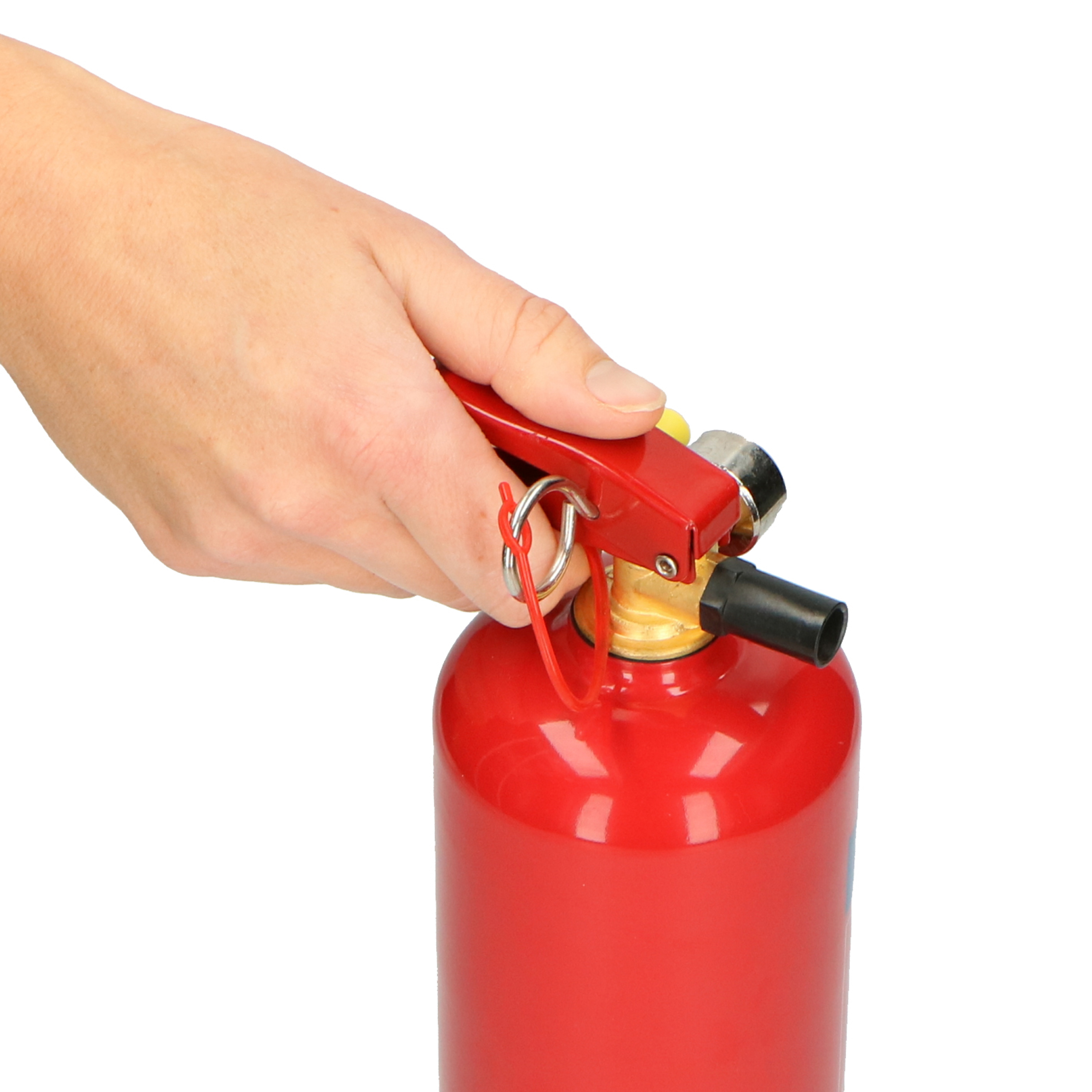 Une main actionne le levier rouge d'un extincteur.