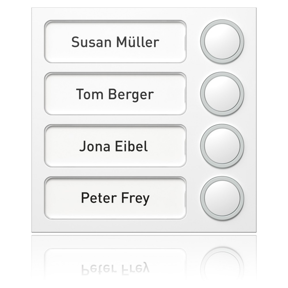 Un pannello bianco con quattro targhette: Susan Muller, Tom Berger, Jona Eibel, Peter Frey.