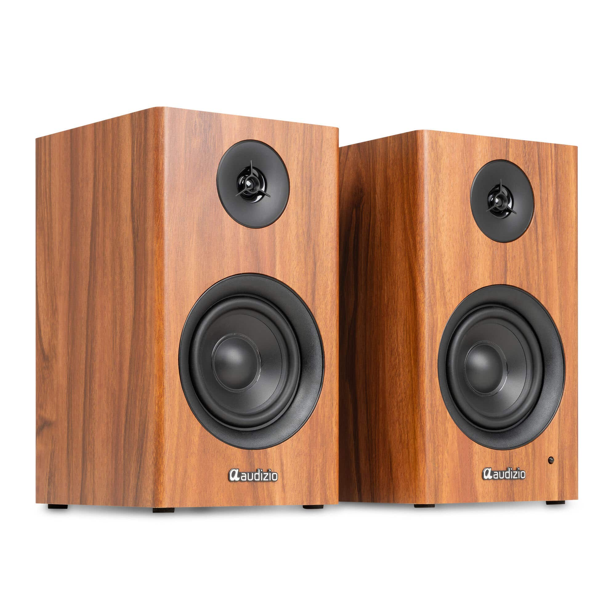 Dos altavoces marrones de madera con woofers y tweeters negros.