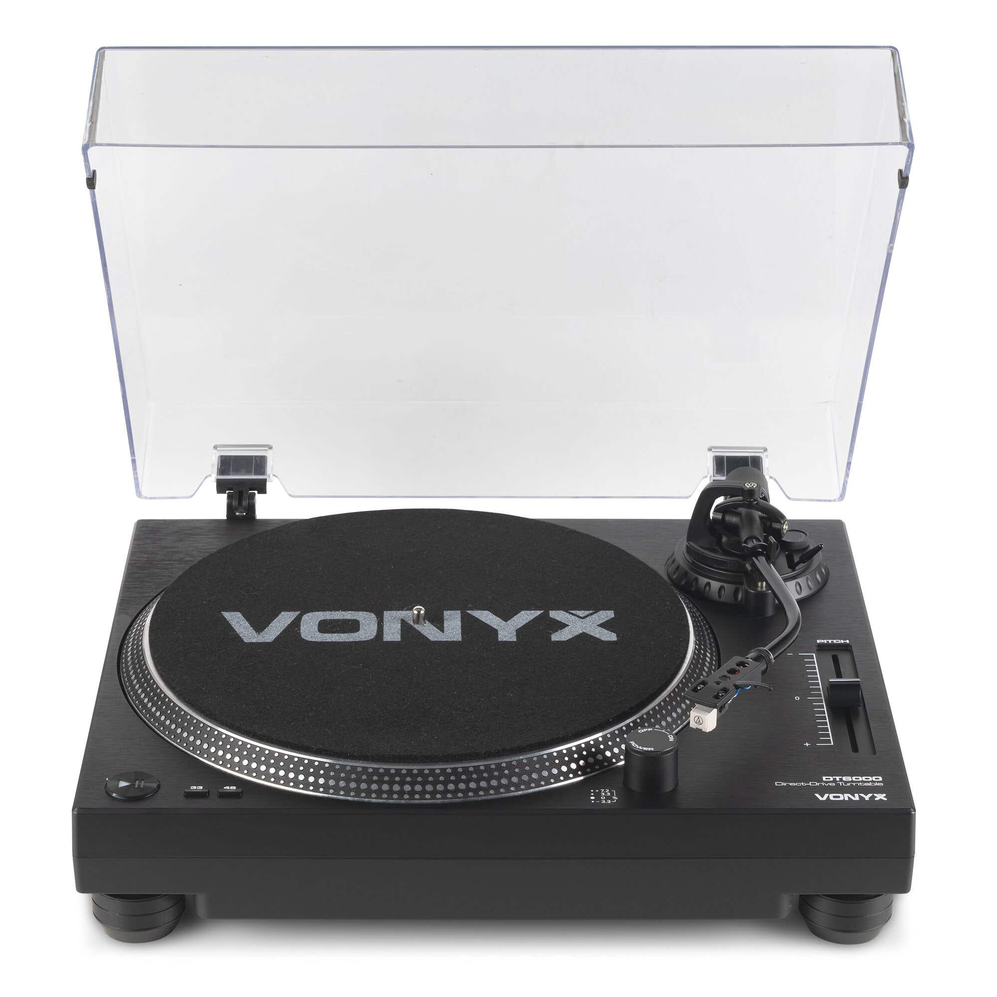 Tocadiscos negro con brazo de lectura brillante y tapa antipolvo transparente.