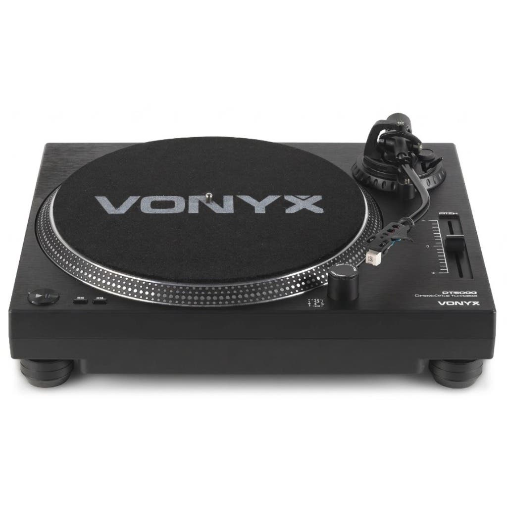Tocadiscos negro con logo Vonyx en la alfombrilla. Fondo blanco.