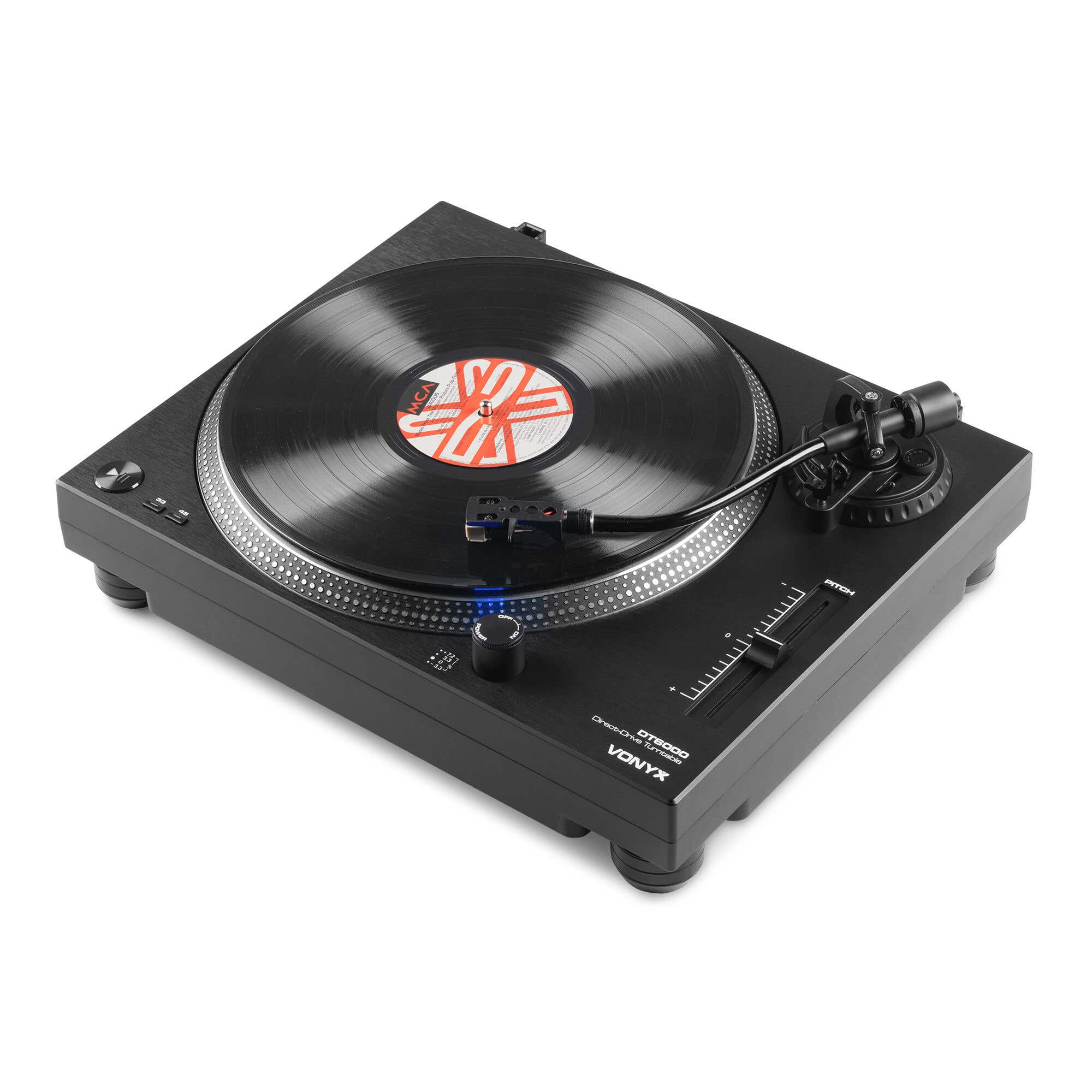 Tocadiscos negro con disco de vinilo y brazo de lectura, sobre fondo blanco.