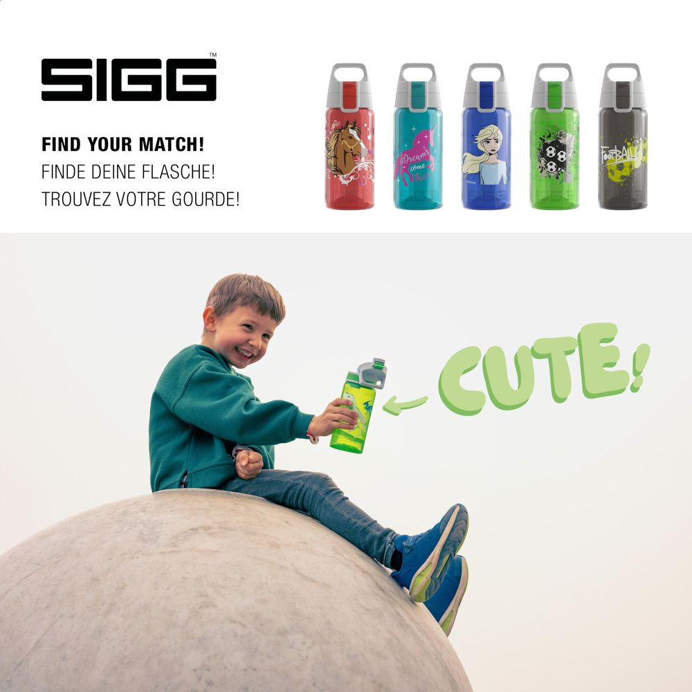 Ein Junge sitzt auf einer Kugel und hält eine grüne Trinkflasche. Oben sind fünf SIGG-Flaschen abgebildet.