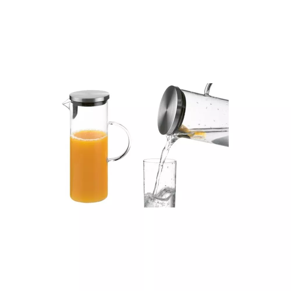 Glaskaraffe mit Saft und Wasser, das in ein Glas gegossen wird.