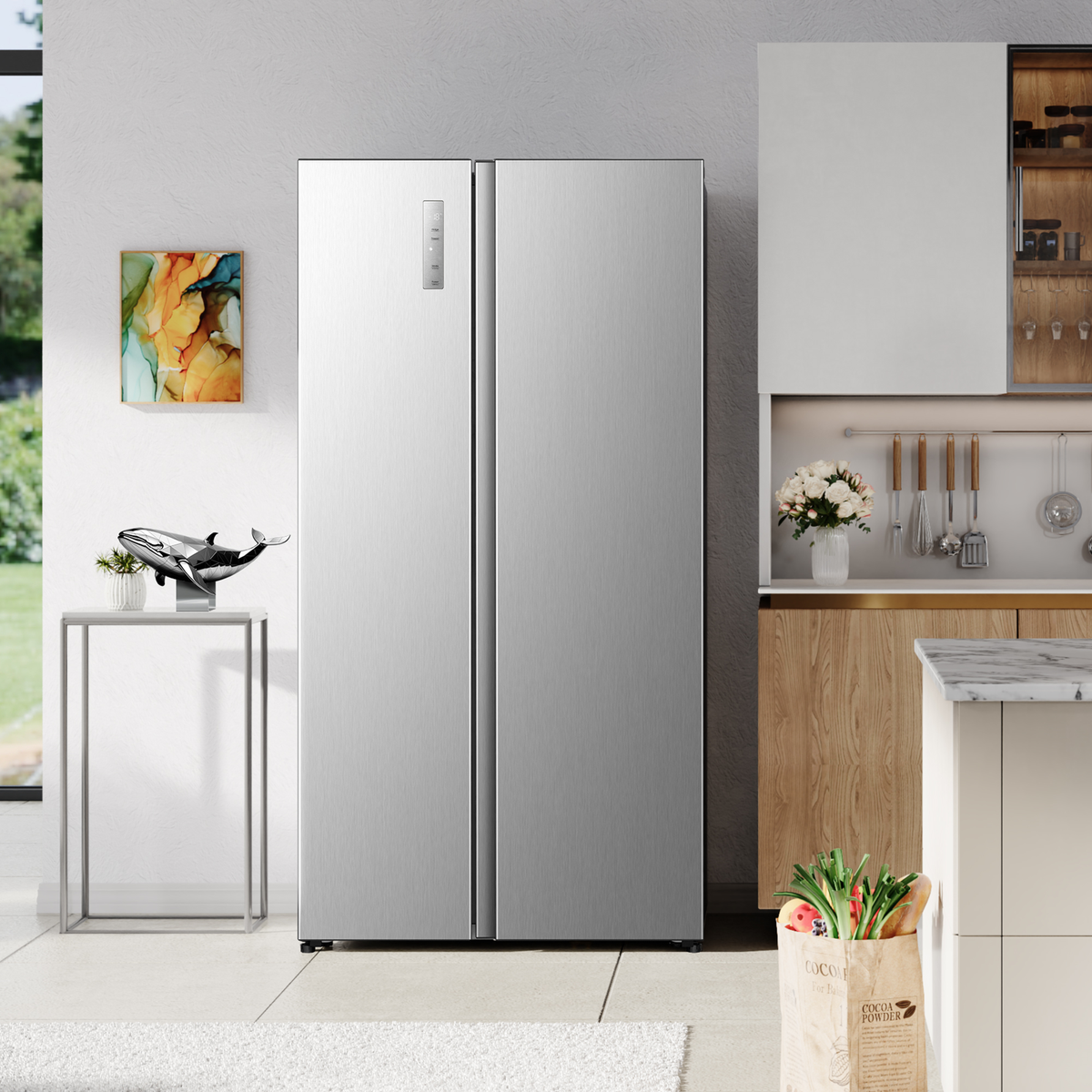 Un refrigerador plateado de dos puertas en una cocina moderna. Una mesa decorativa a su izquierda.