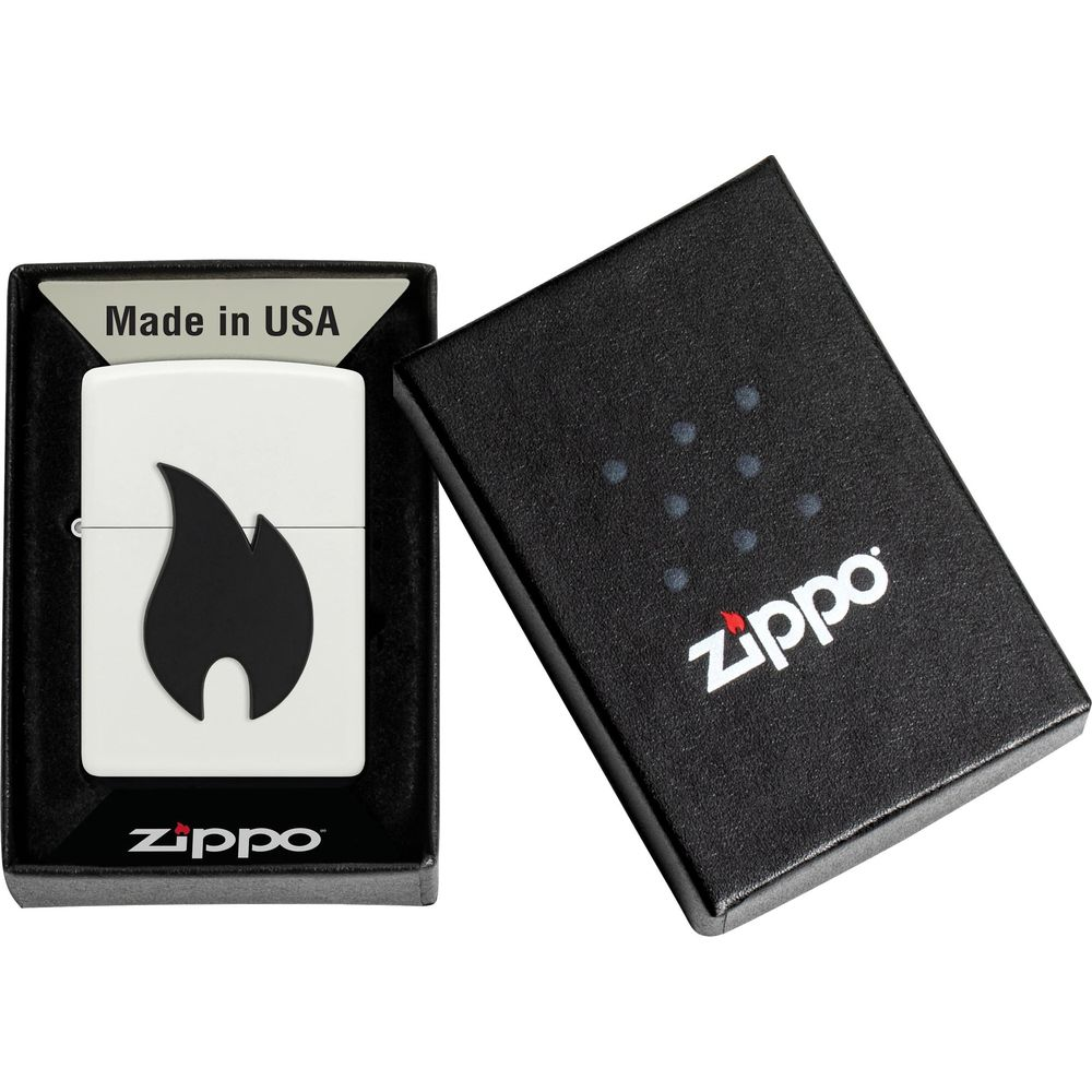 Un accendino Zippo bianco con design a fiamma in una scatola nera.