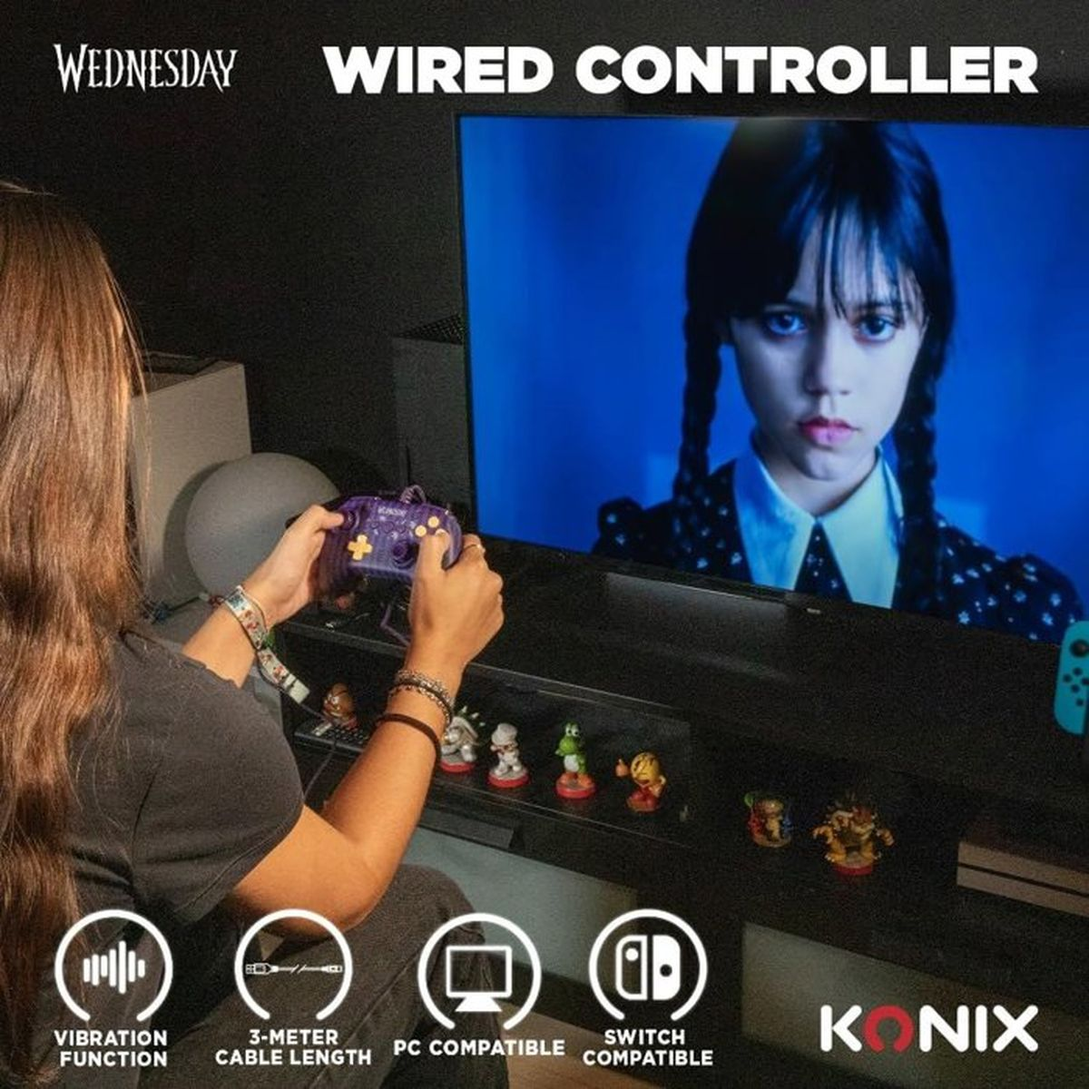 Persona gioca videogioco con controller viola, Mercoledì sullo schermo.