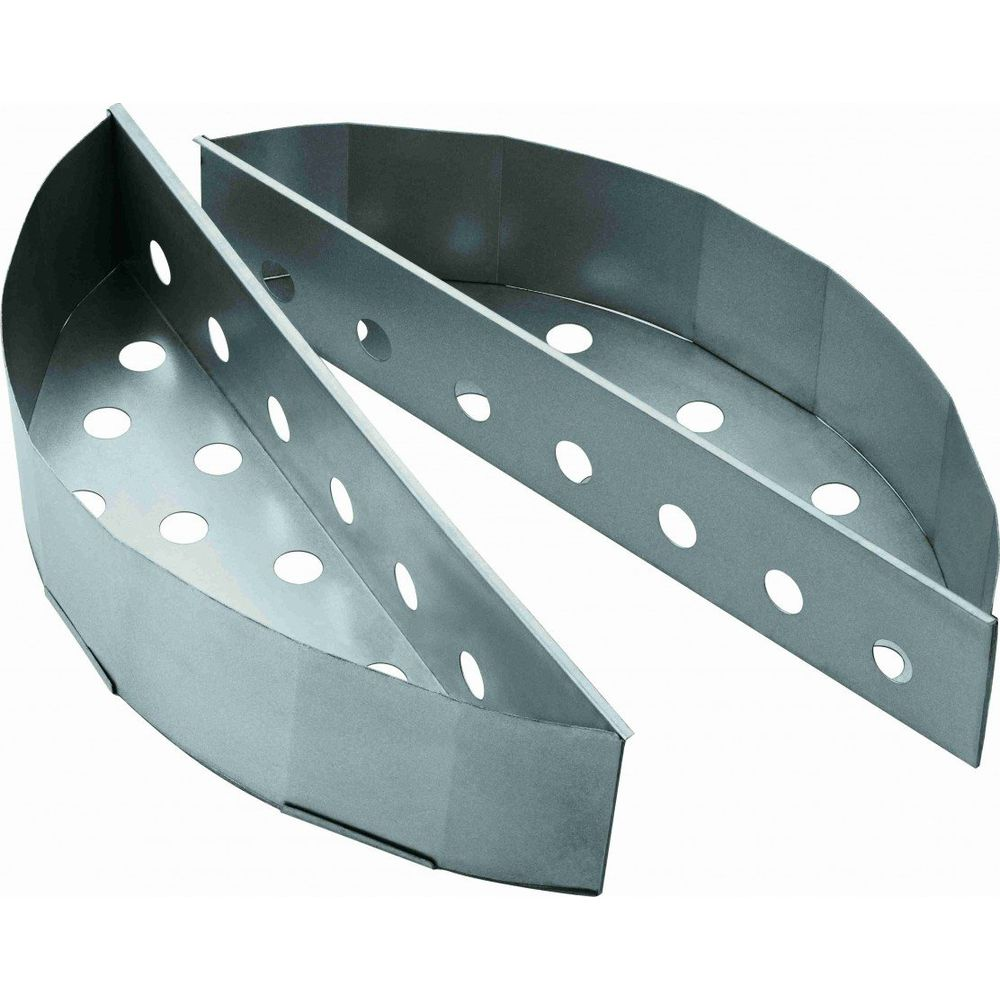 Zwei halbrunde, perforierte Metallformen nebeneinander.