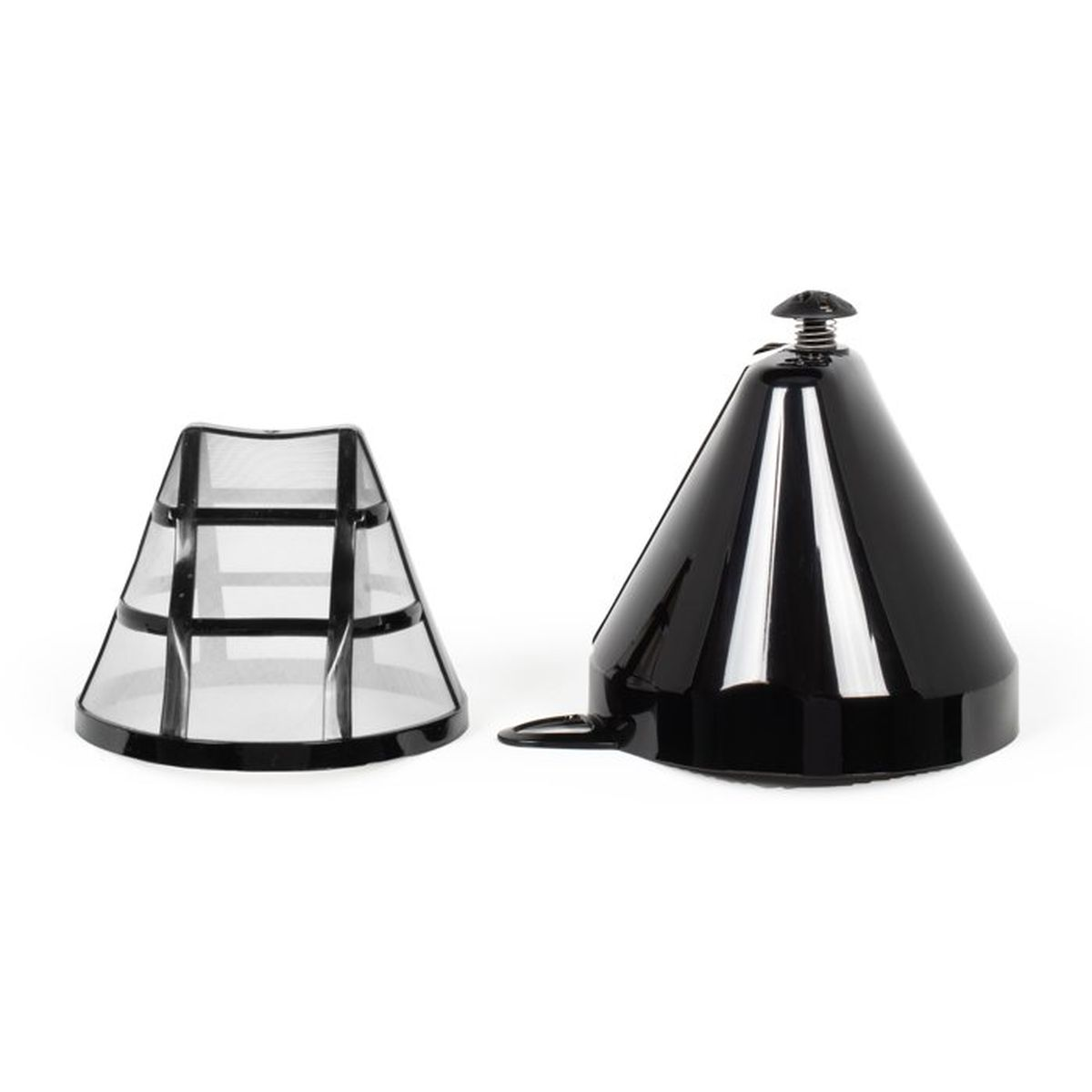 Ein schwarzer konischer Kaffeefilter und ein wiederverwendbarer Netzfilter.