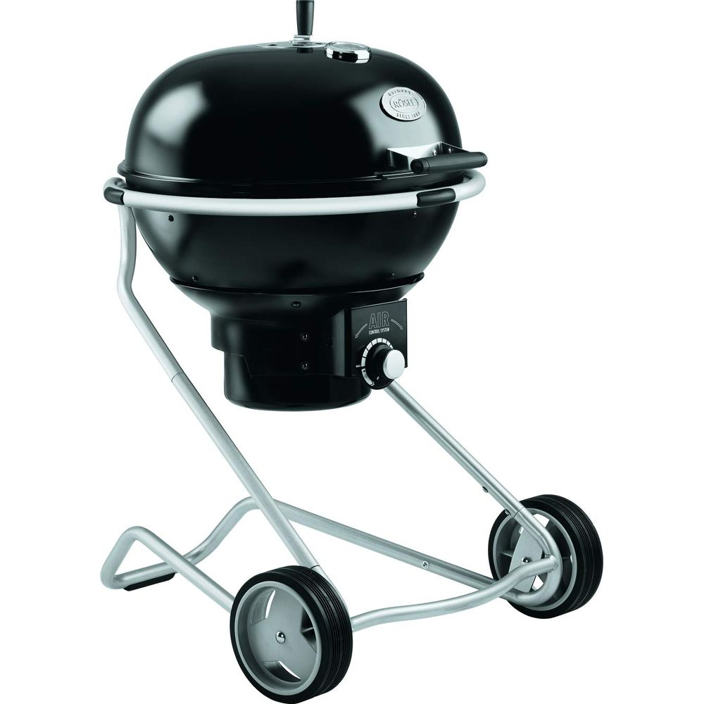 Ein schwarzer Kugelgrill auf einem silbernen Gestell mit zwei Rädern.