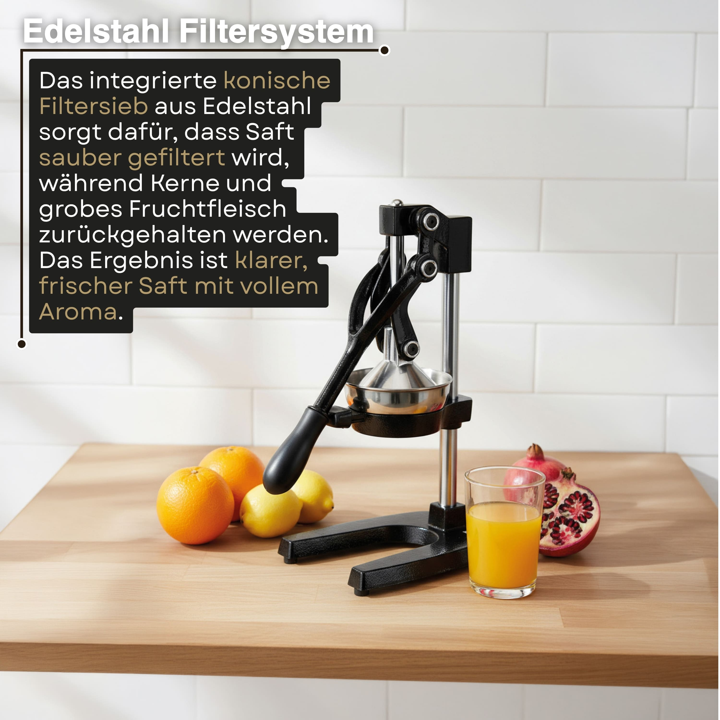 Eine schwarze Saftpresse steht auf einem Holztisch neben Orangen, Zitronen, Granatapfel und Saft.