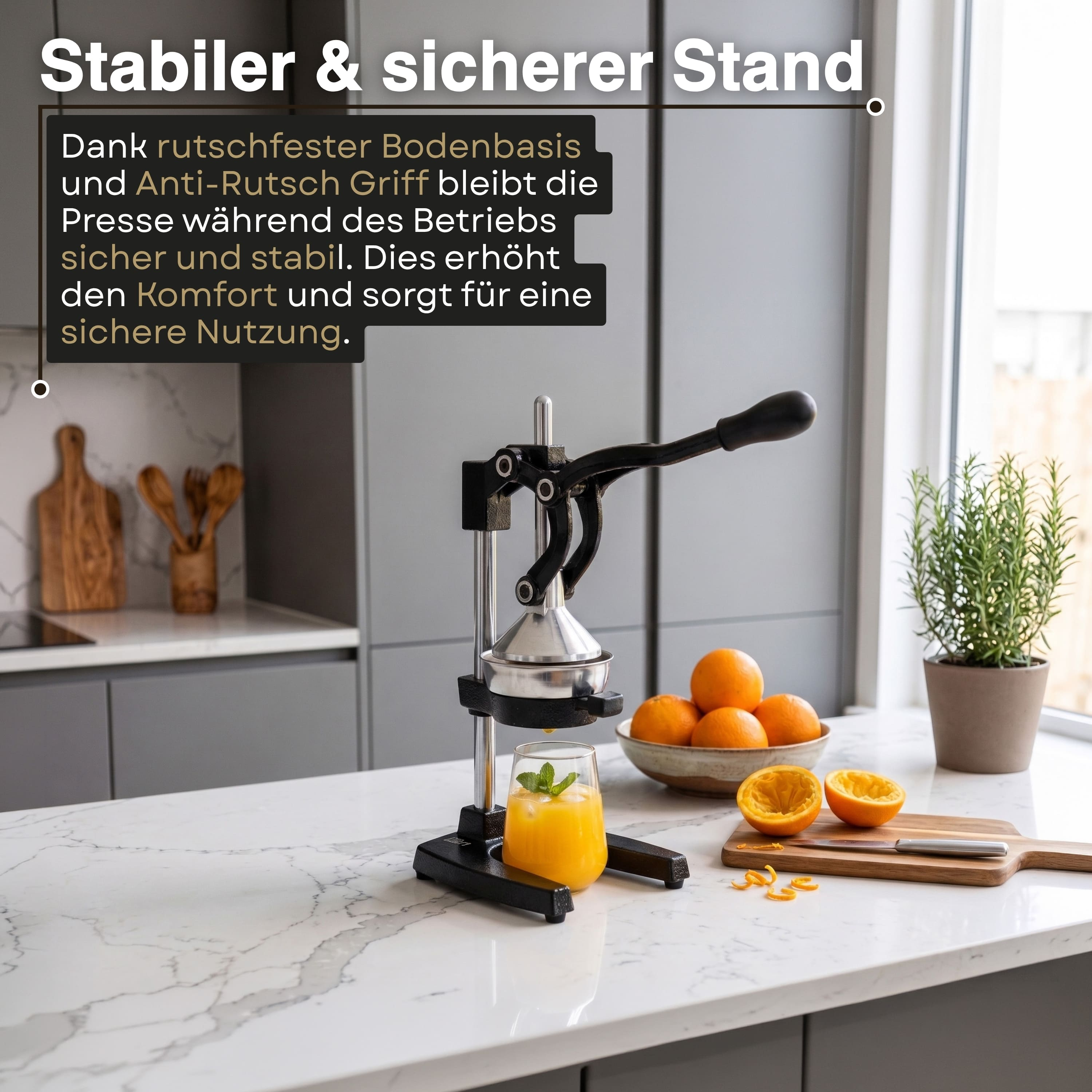 Ein schwarzer Zitruspresser steht auf einer Marmorküchenoberfläche neben Orangen.