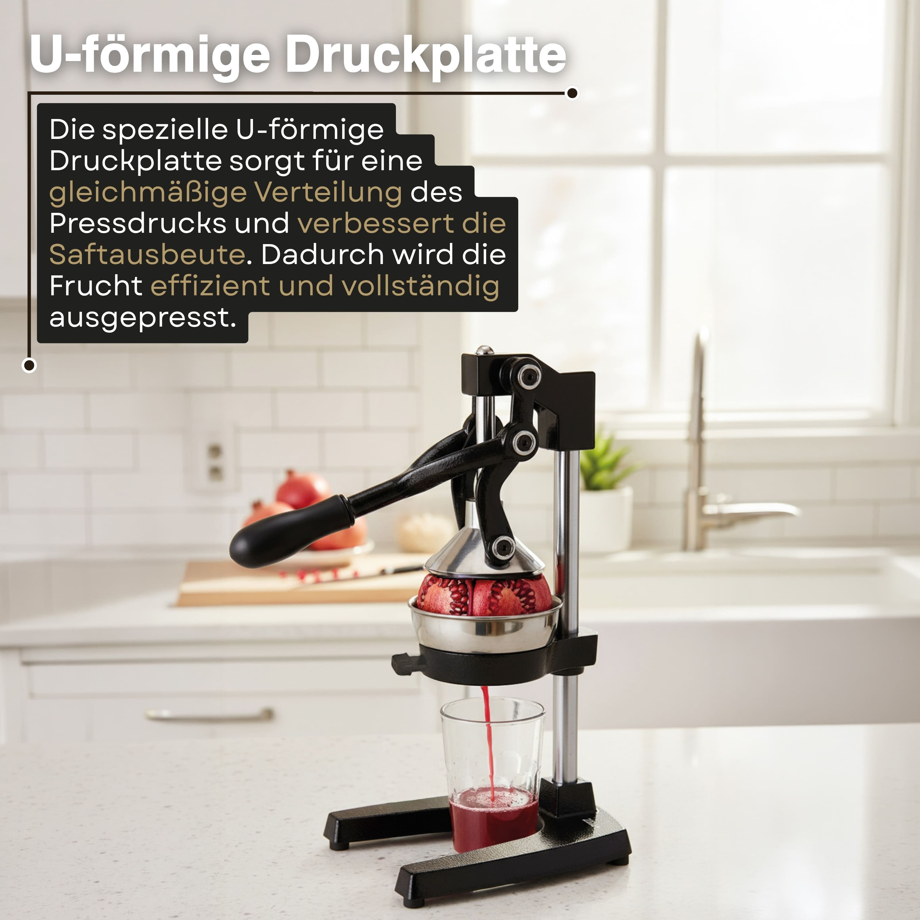 Ein Entsafter presst Granatäpfel in einem Glas aus.