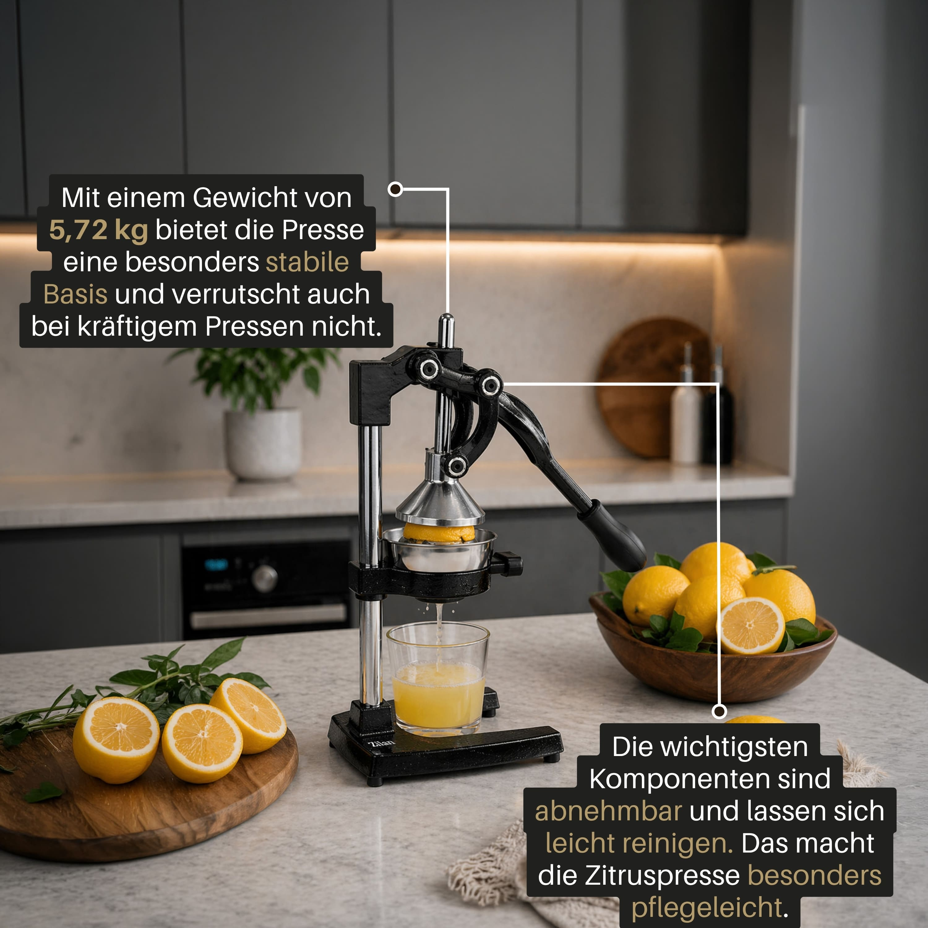 Eine schwarze Zitruspresse presst eine Zitrone. daneben liegen Zitronen.