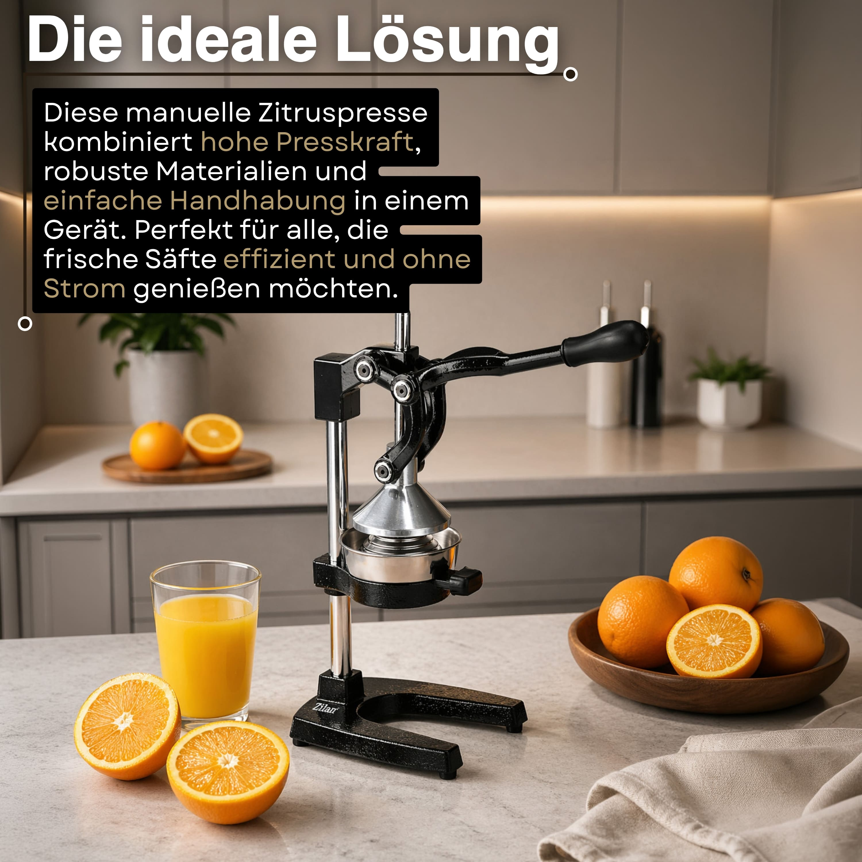 Manuelle Zitruspresse mit Orangen, Glas Saft und Küchenzeile im Hintergrund.