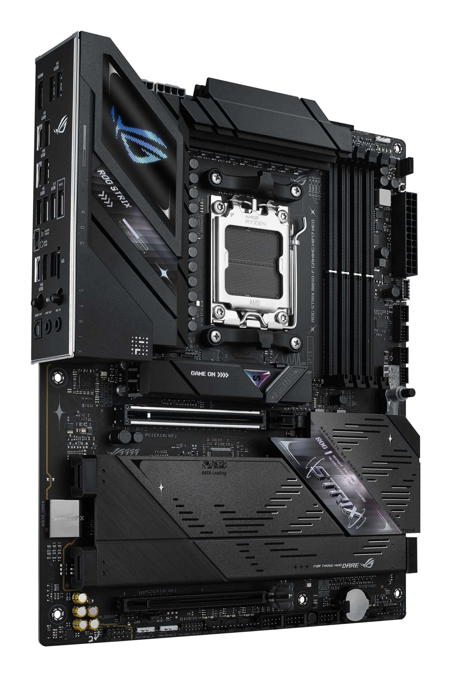Une carte mère noire avec un socket CPU argenté et de nombreux ports.