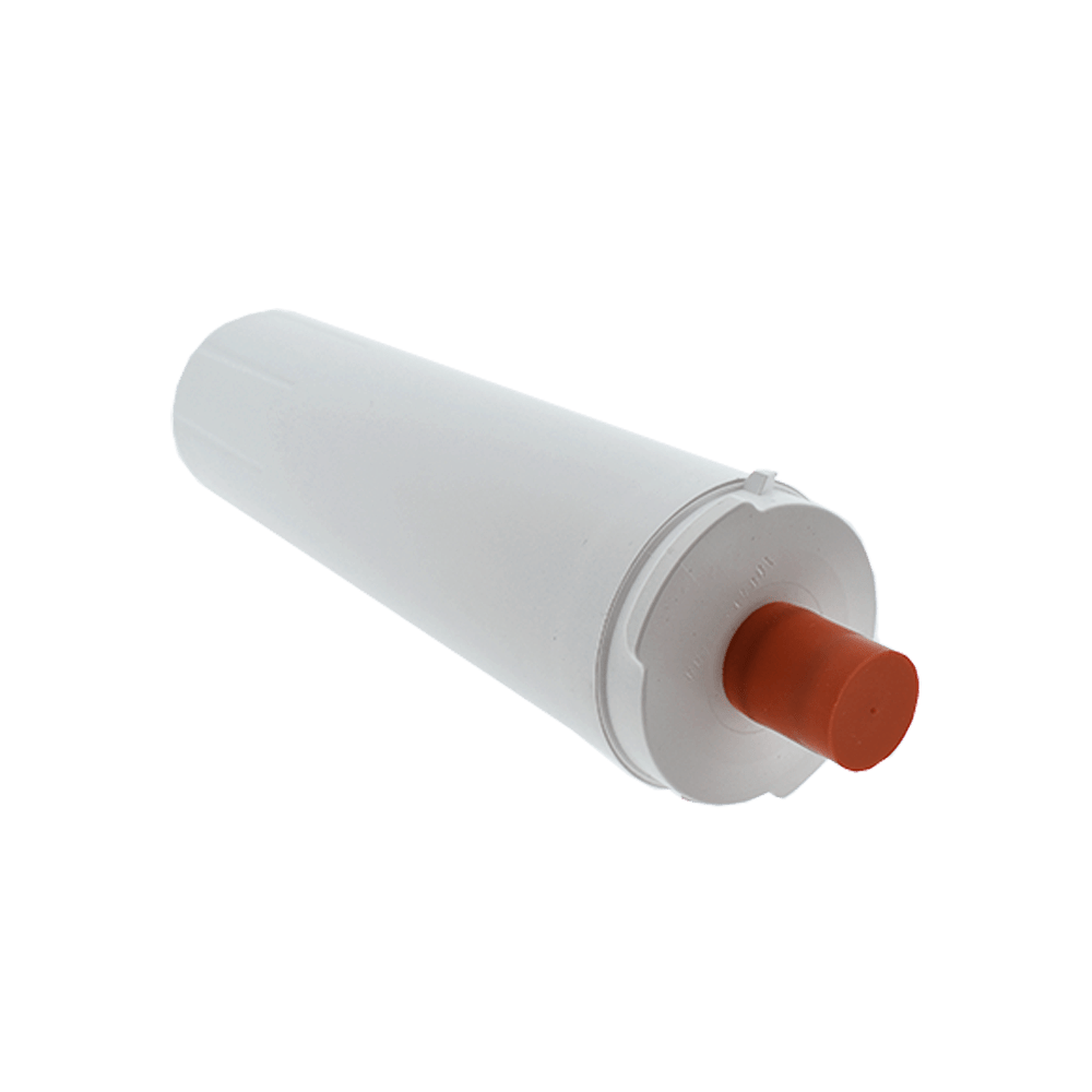 Ein weißer Filterzylinder mit einem orangefarbenen Stöpsel. Auf grünem Hintergrund.