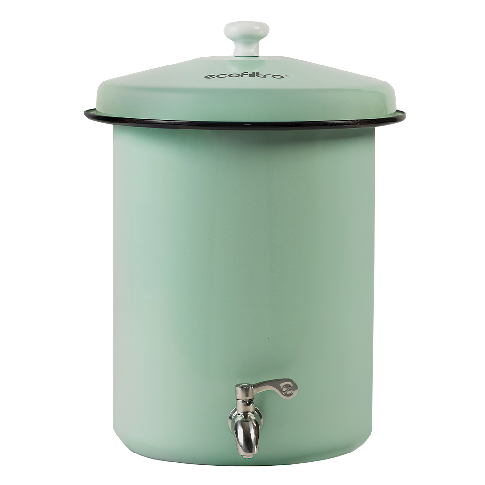 Ein mintgrüner Wasserbehälter aus Emaille mit Zapfhahn und Deckel.