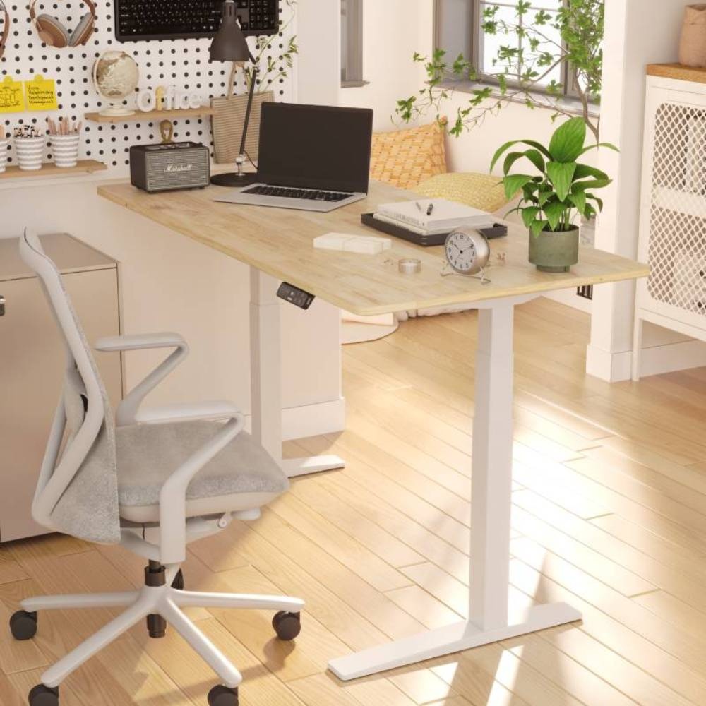 Ein modernes Heimbüro mit höhenverstellbarem Schreibtisch, Laptop, Stuhl und Pflanze.