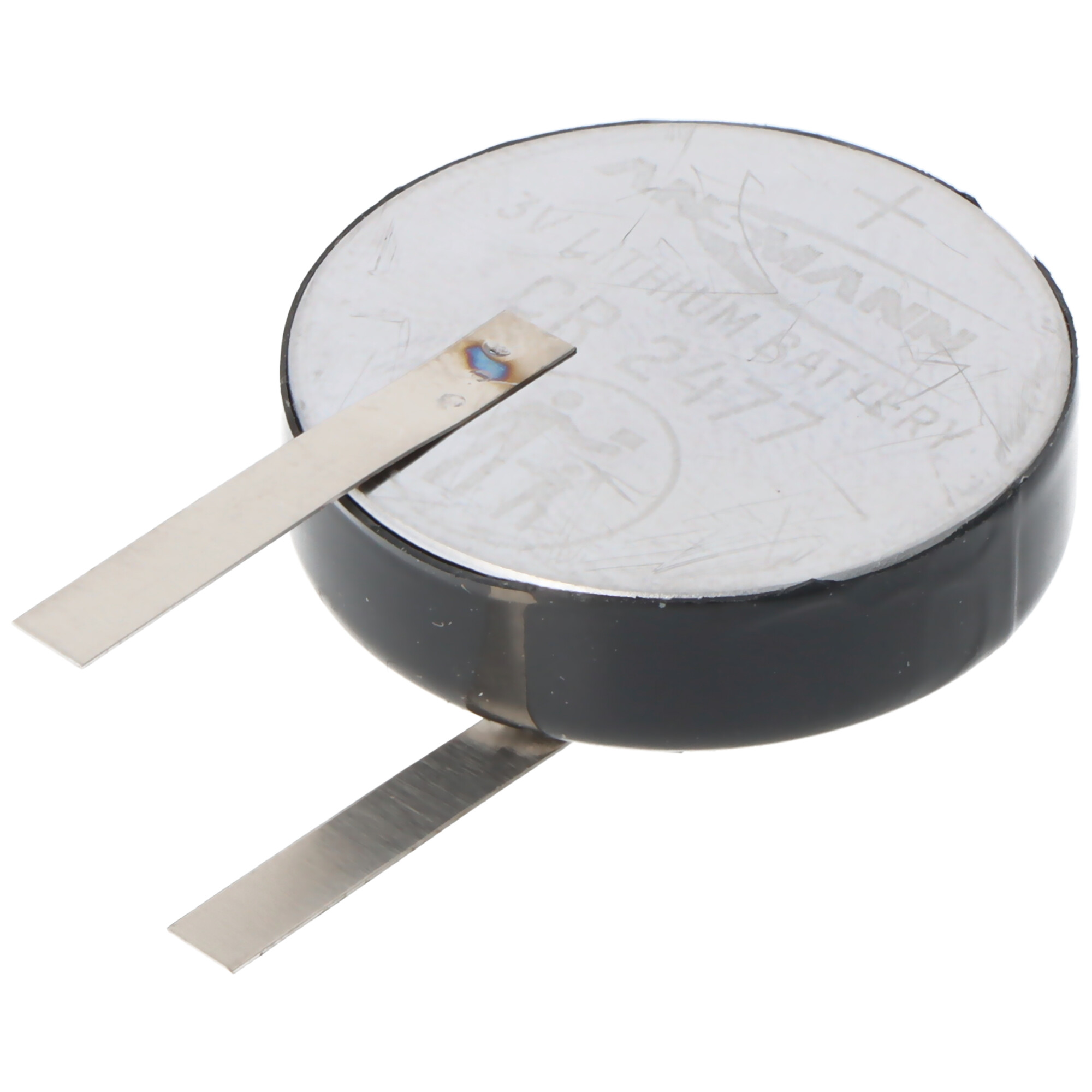 Eine silberne CR2477 Lithiumbatterie mit zwei Metalllaschen, auf weißem Hintergrund.