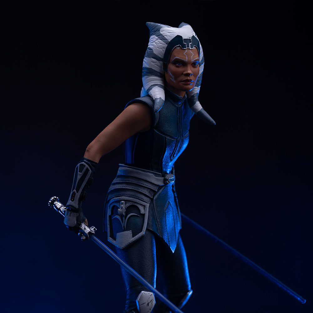 Ahsoka Tano Statue, blaue Lichtschwerter, dunkler Hintergrund mit blauer Beleuchtung.