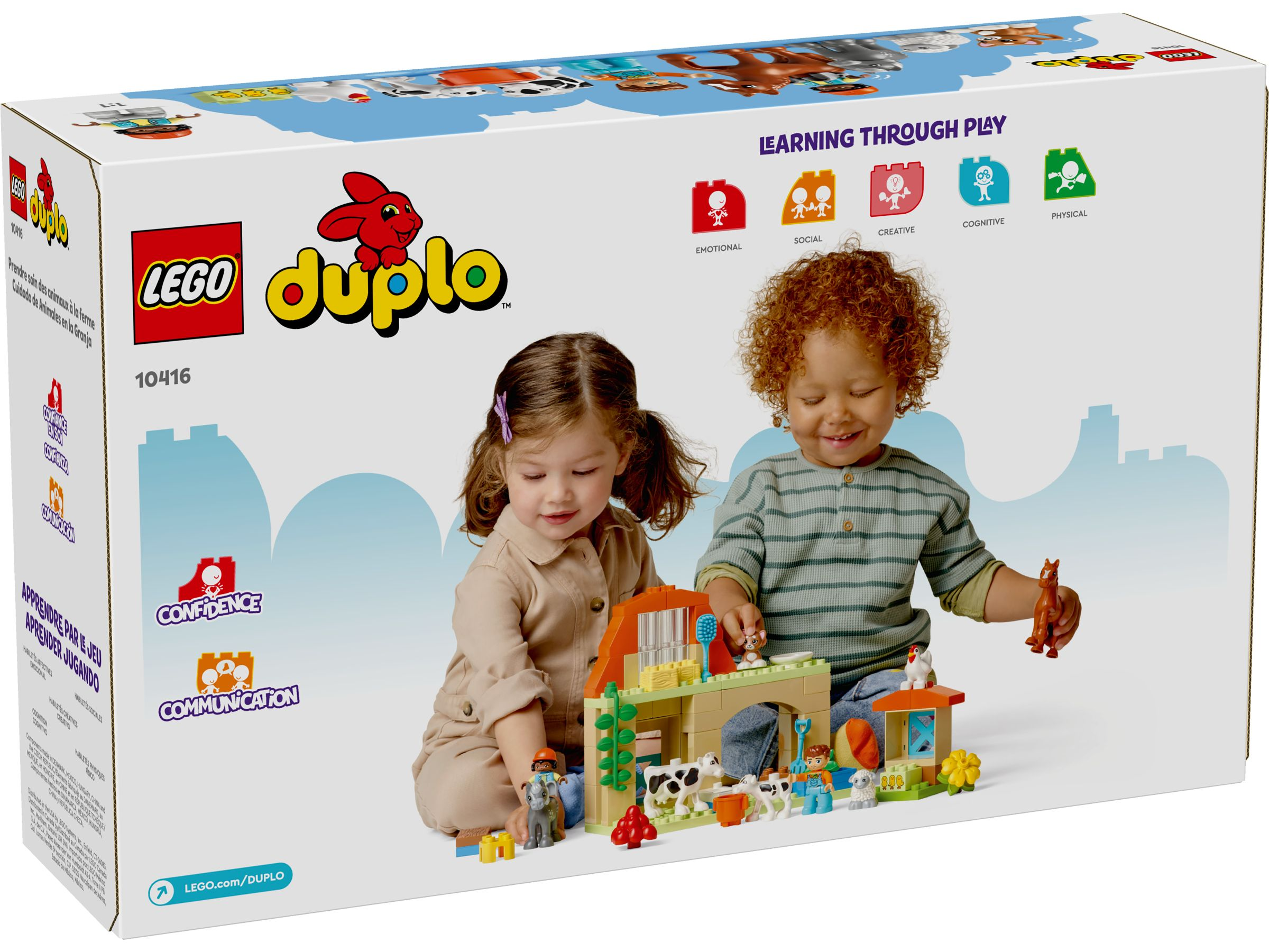 Zwei Kinder spielen mit einem Bauernhof-Spielset. Ein Junge hält ein Pferd.