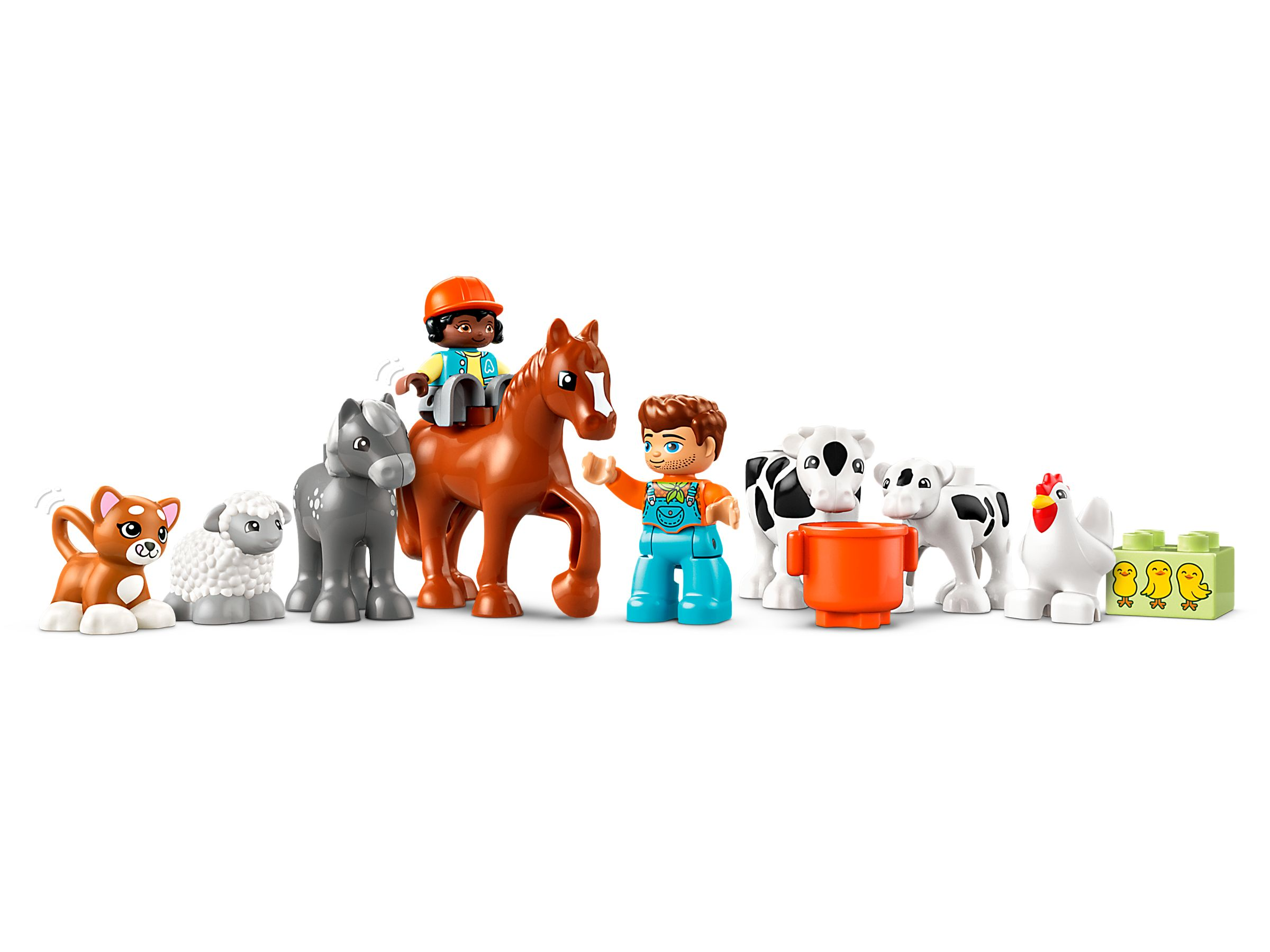 Spielzeugbauernhof mit Pferden, Kühen, Katze, Schaf, Huhn und Küken.