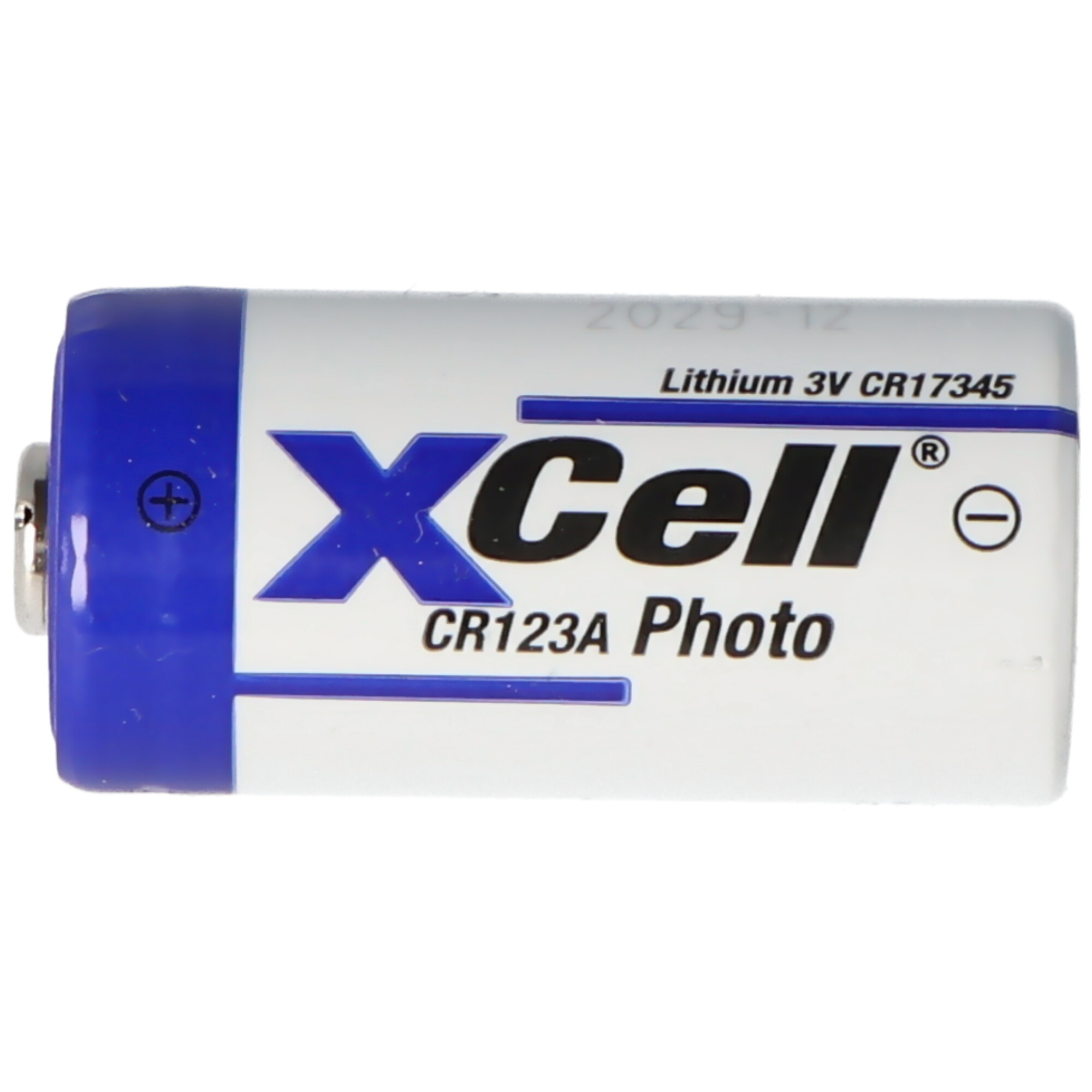 Eine XCell CR123A Lithium-Batterie mit blauem und weißem Gehäuse.