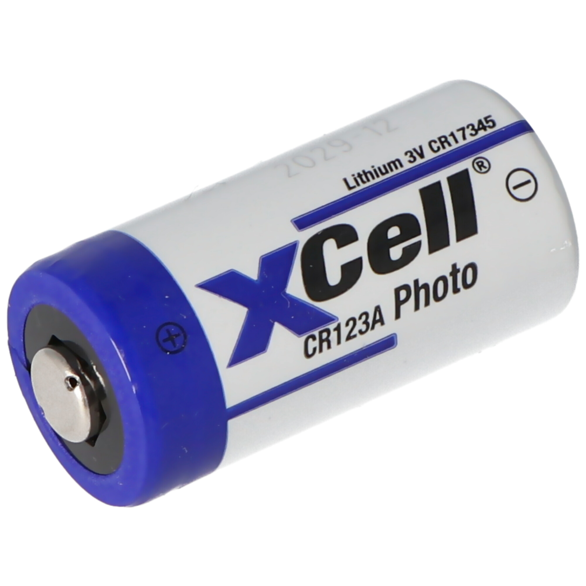 Eine weiße CR123A Lithiumbatterie von Xcell mit blauer Kappe.