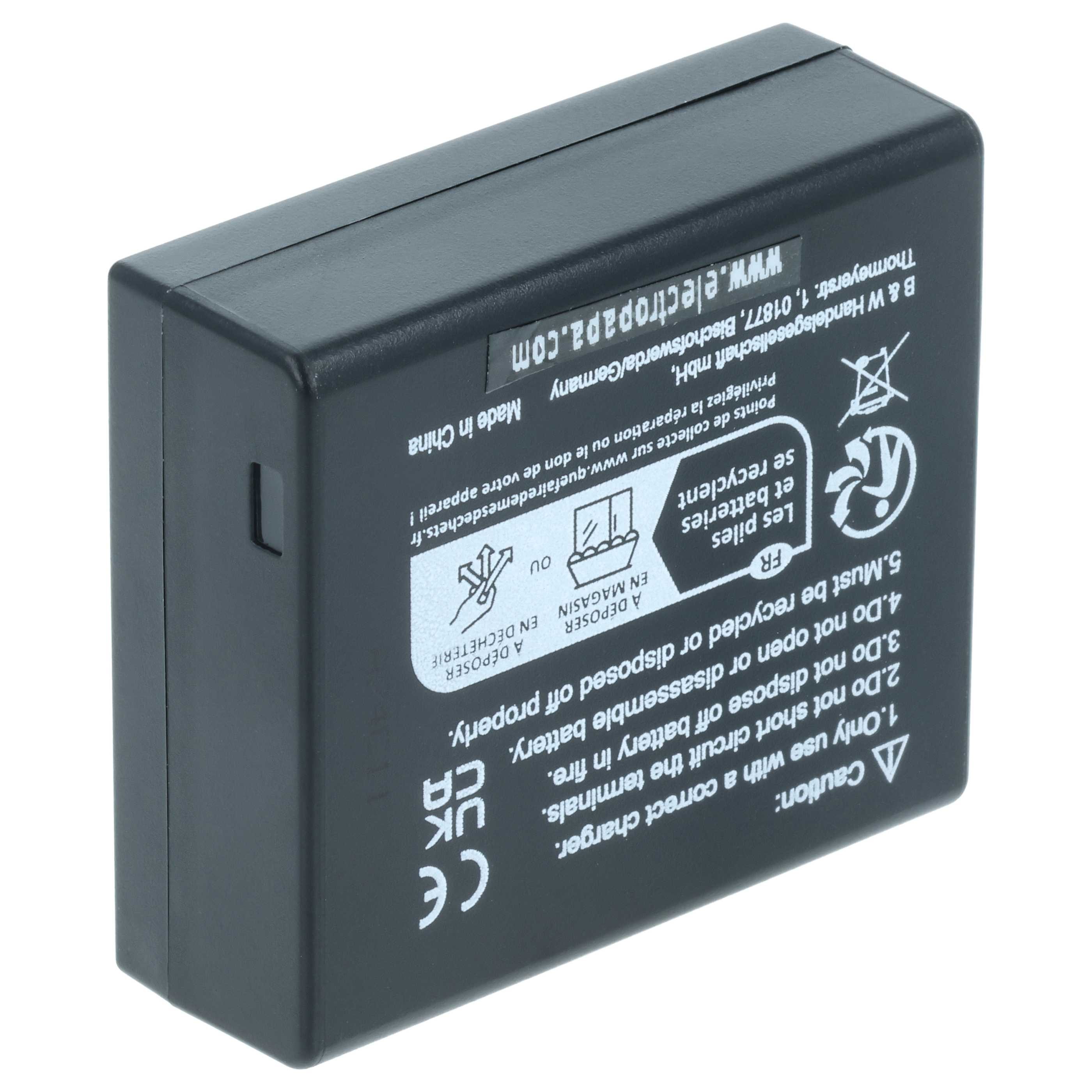 Schwarzer Akku mit Warnhinweisen und Recycling-Symbolen. Made in China.