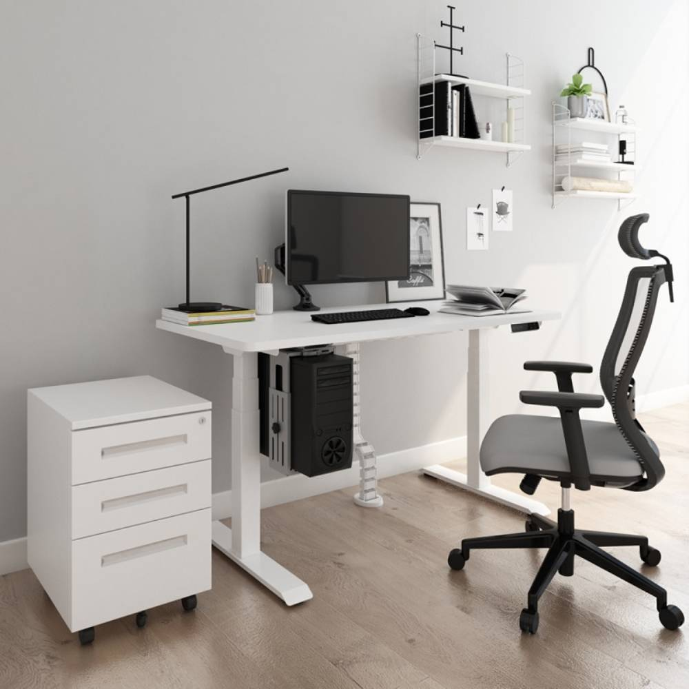 Ein weißer höhenverstellbarer Schreibtisch mit Computer, Monitor, Lampe und Aktenschrank.