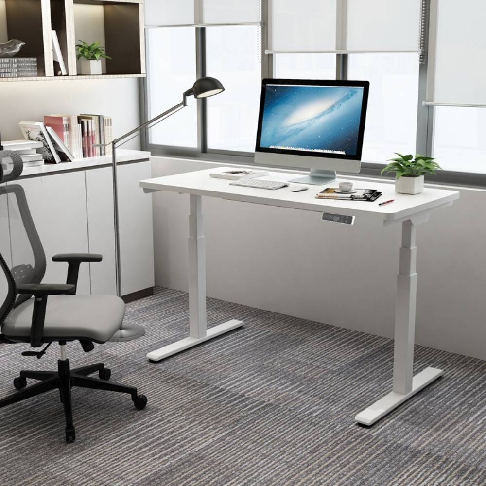 Ein weißer Stehtisch mit Computer, Lampe und Stuhl in einem Büro.