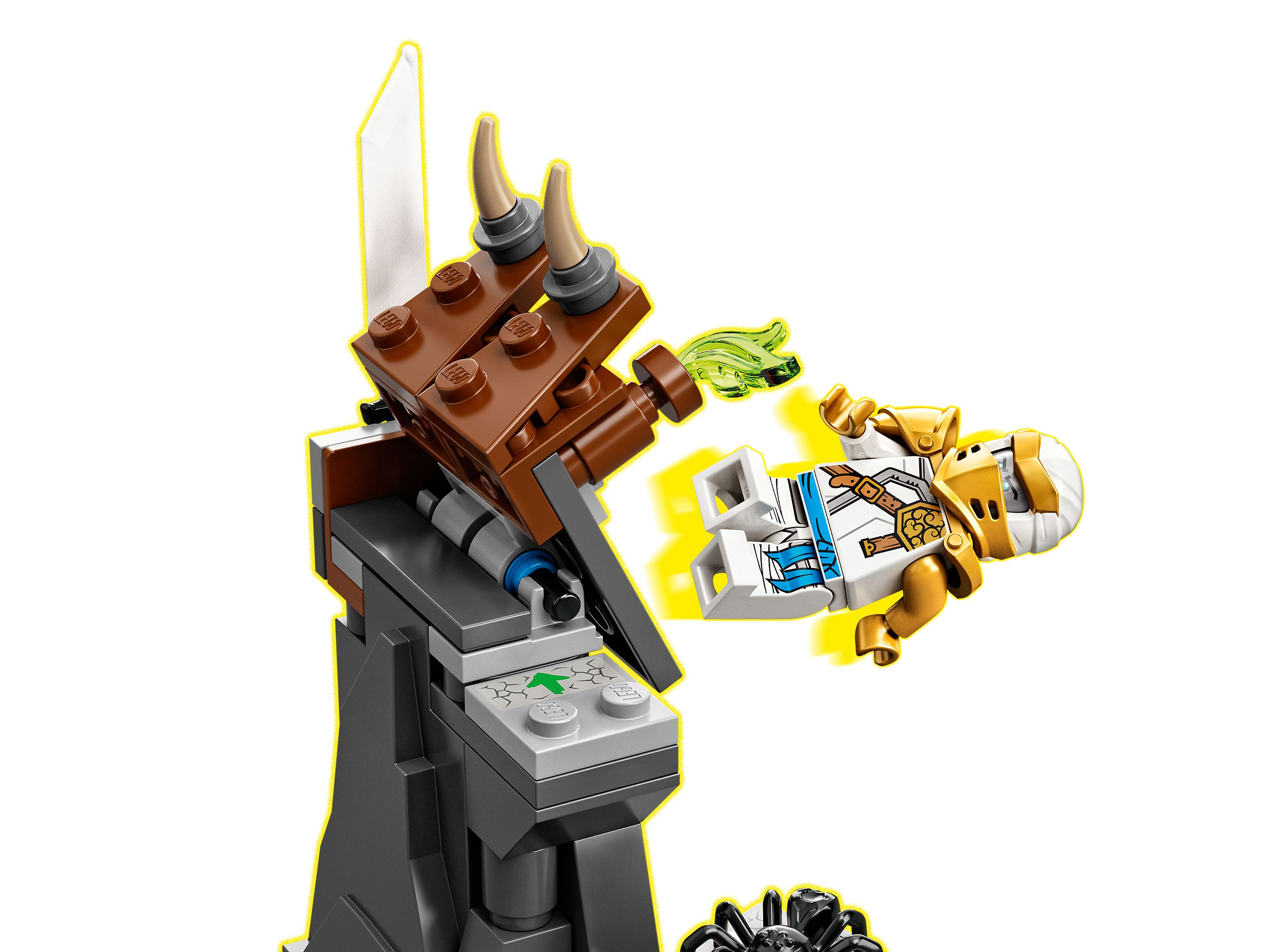 Ein Lego-Charakter in Gold und Weiß fliegt vor einem braunen Lego-Turm mit Hörnern und grünen Flammen.