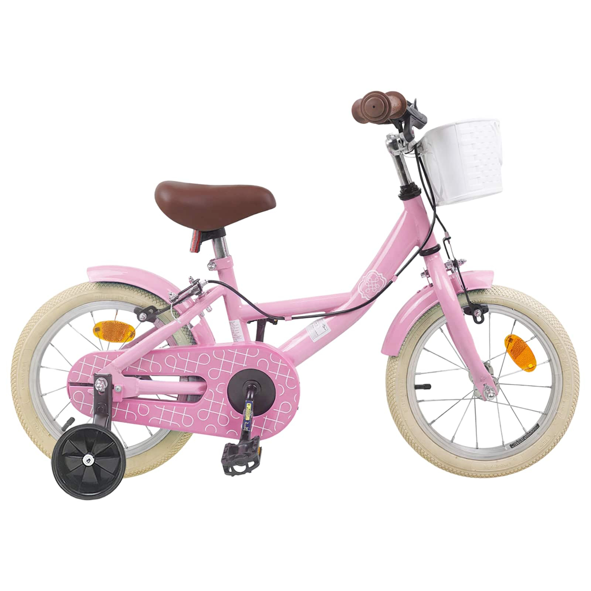 Ein rosafarbenes Kinderfahrrad mit Stützrädern, braunem Sattel und weißem Korb.