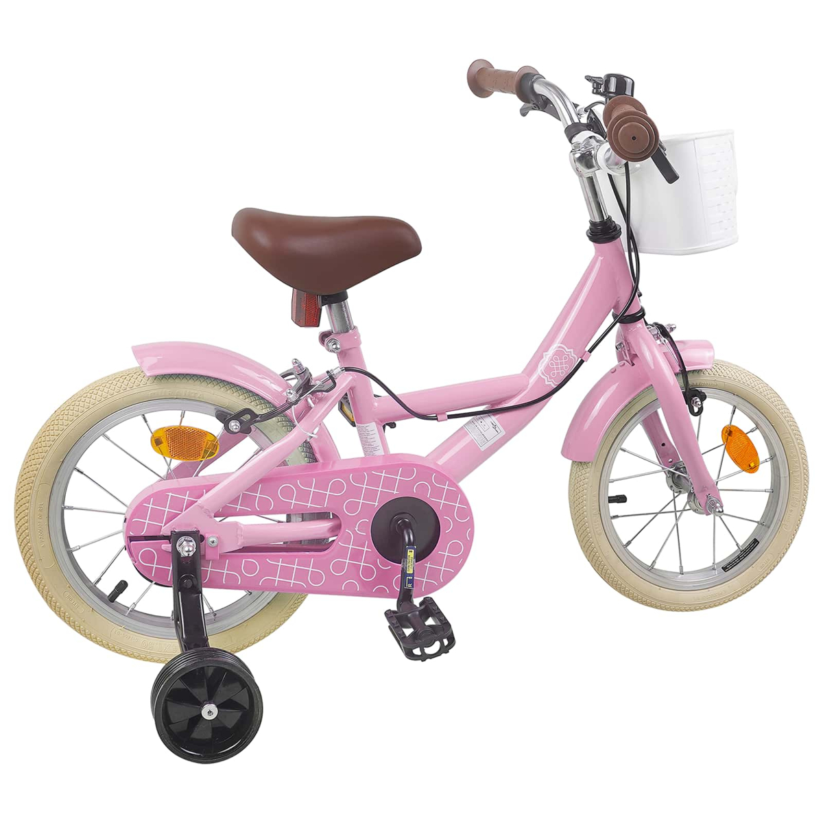 Ein rosafarbenes Kinderfahrrad mit braunem Sattel, Korb und Stützrädern.